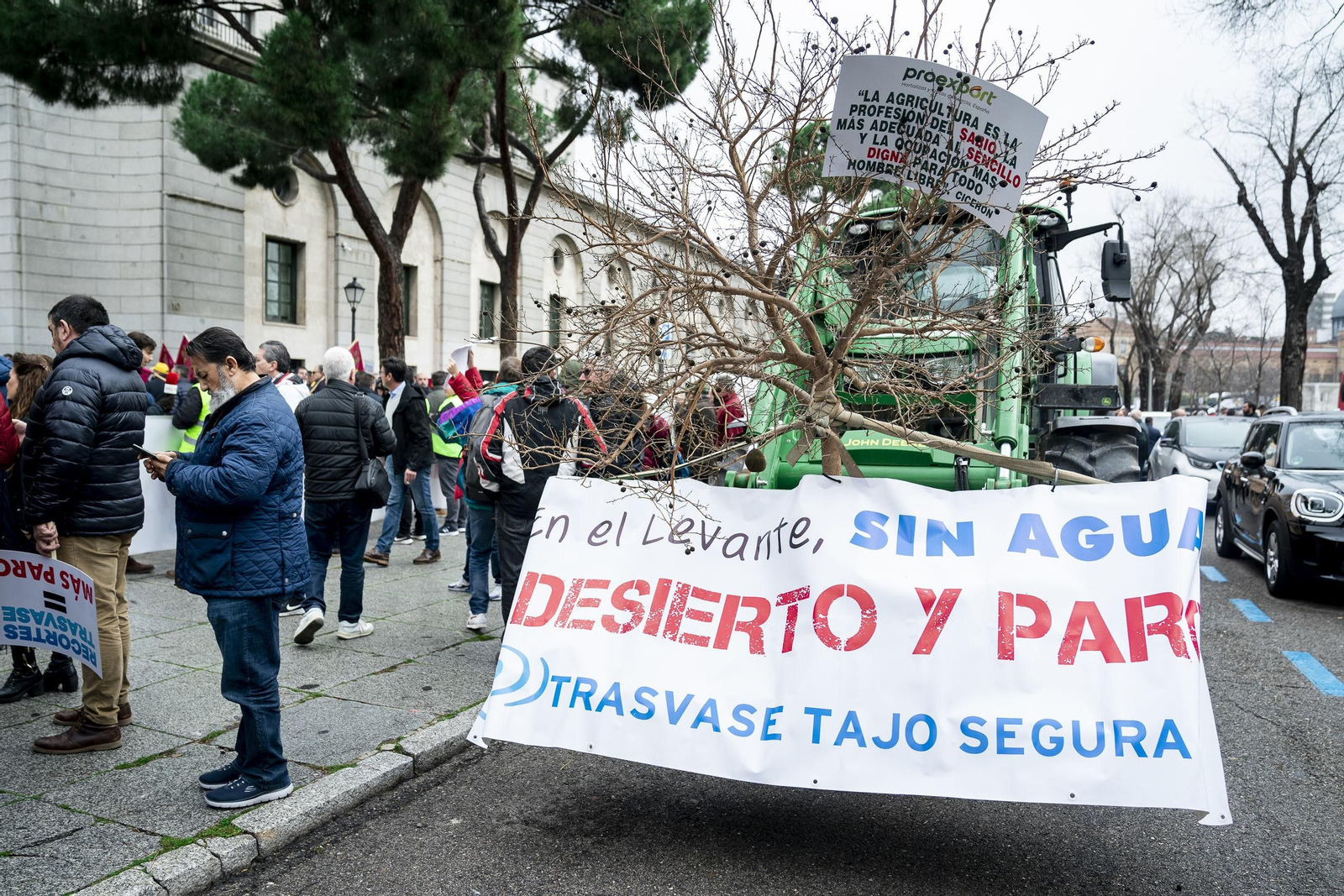 Vea en imágenes la concentración de los regantes ante el recorte del trasvase del Tajo-Segura