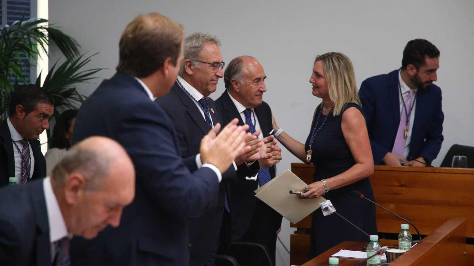 Pérez Custodio saluda a Landaluce tras ser investida presidenta Pérez Custodio saluda a Landaluce tras ser investida presidenta