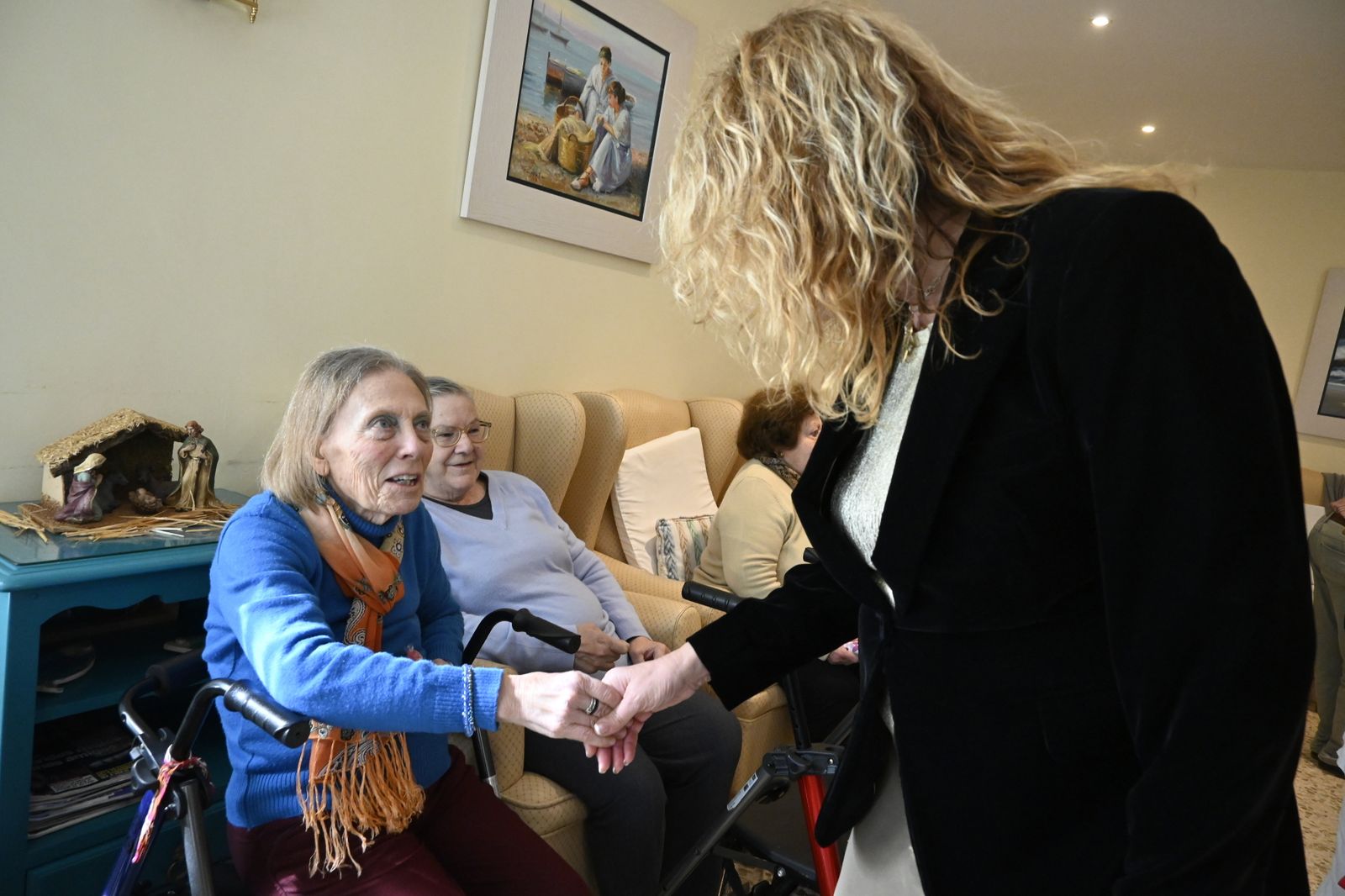 Visita de los Reyes Magos a los ancianos de los asilos de Huelva, en imágenes