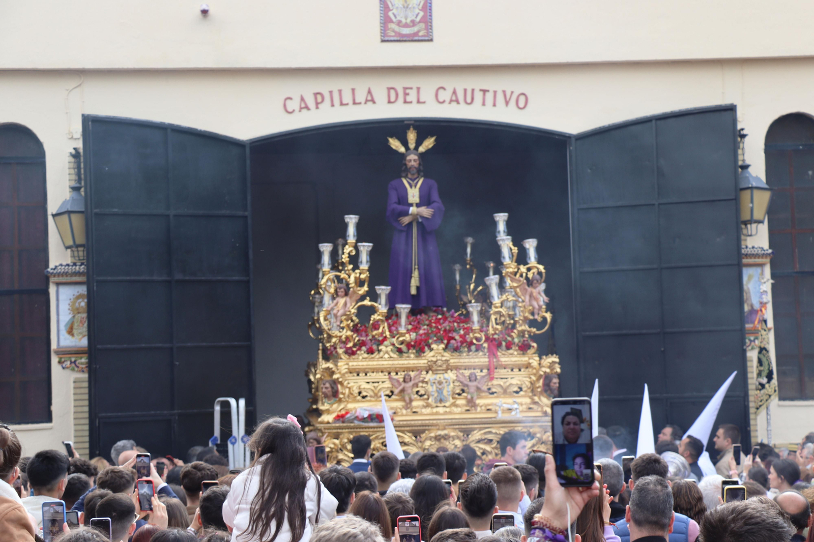 Las mejores imágenes del lunes Santo en Huelva: Hermandad del Cautivo