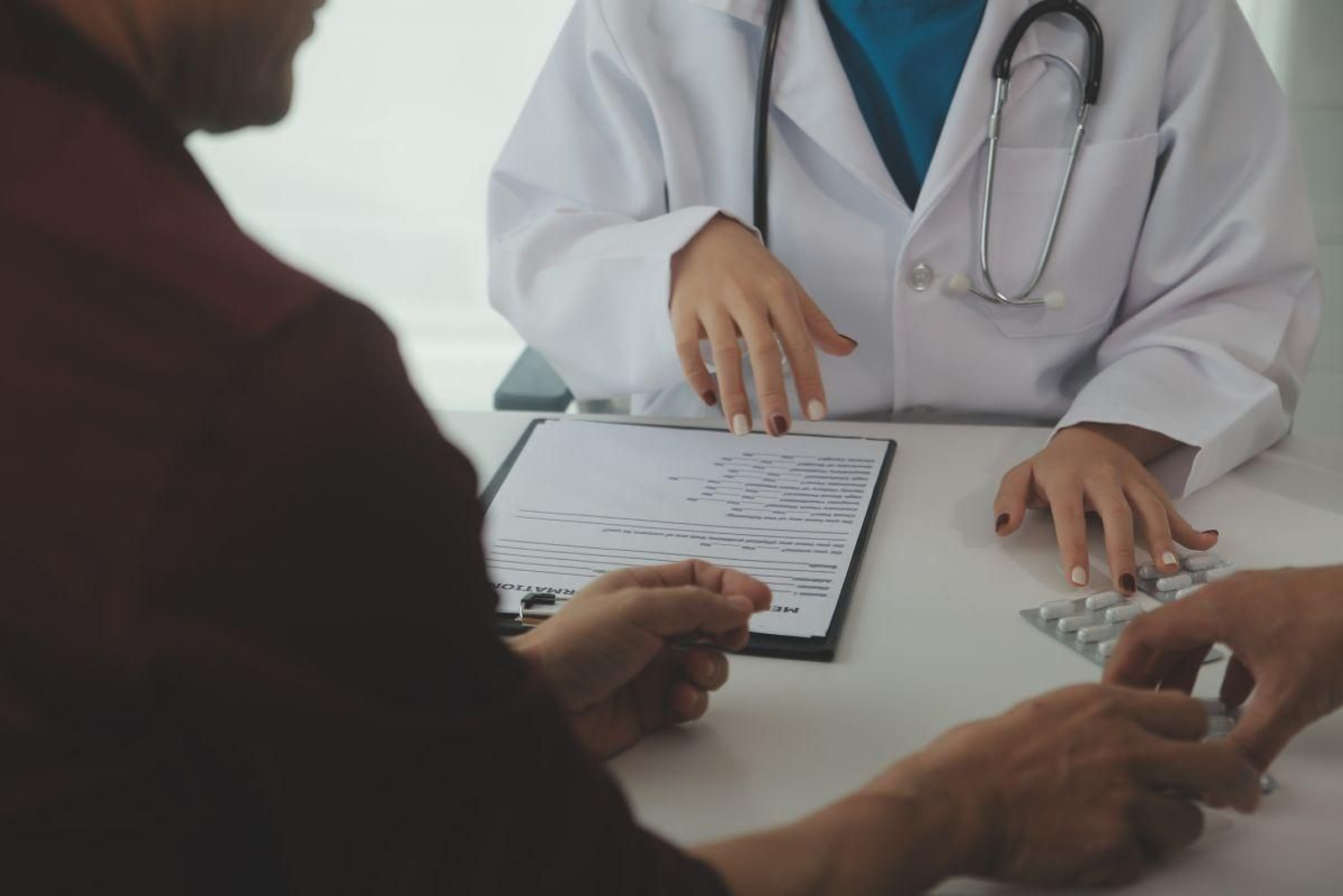 Médico con un paciente en la consulta. Médico con un paciente en la consulta.
