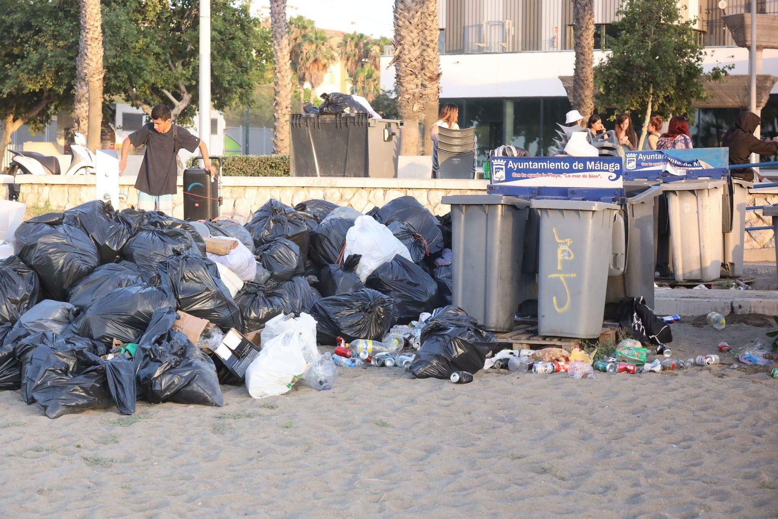 La 'resaca' de la Noche de San Juan en la playa de Huelin en Málaga La 'resaca' de la Noche de San Juan en la playa de Huelin en Málaga