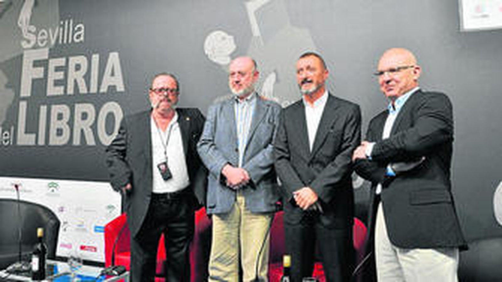Rafael de Cózar, Eslava Galán, Arturo Pérez-Reverte y Vigorra al inicio de su mesa redonda.