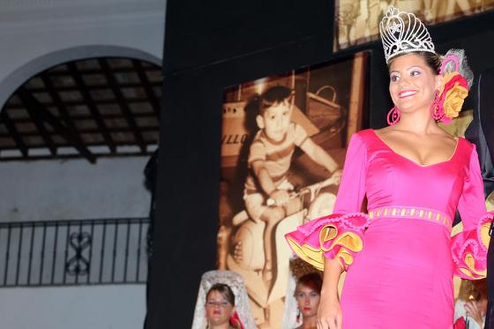 El acto de coronación de las reinas infantil y juvenil precedió al pregón a cargo del escritor Francisco Muñoz. 

Foto: Paco Guerrero