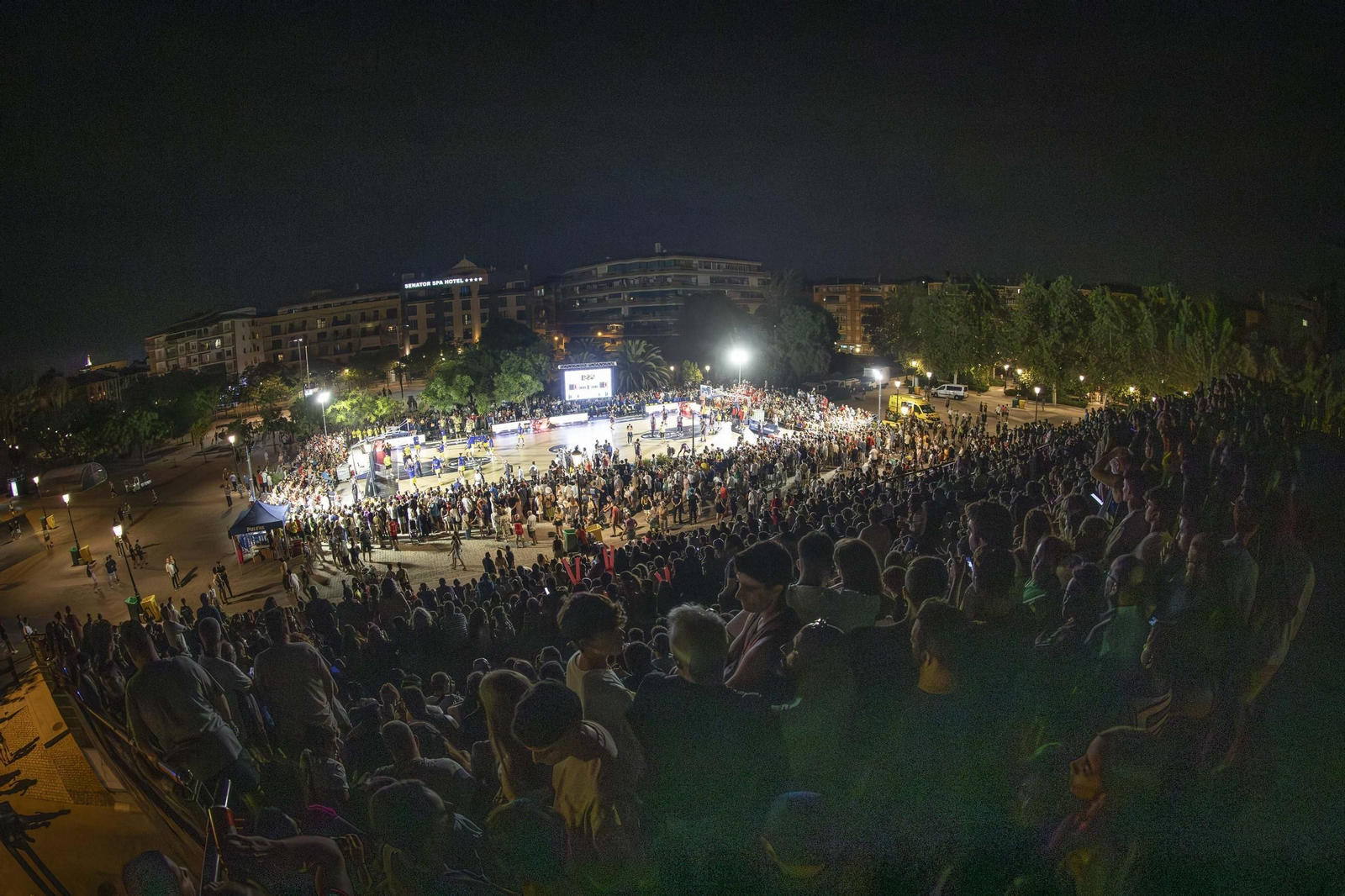Histórico primer partido nocturno al aire libre de baloncesto profesional en España: la idea del Covirán Granada y las gradas fueron el Palacio de Congresos