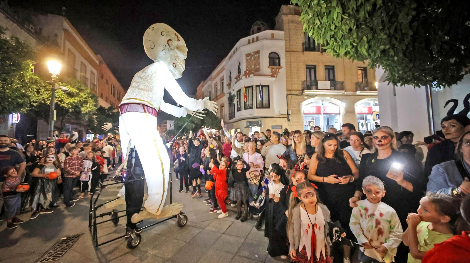 El desfile de Halloween llena las calles de Jerez