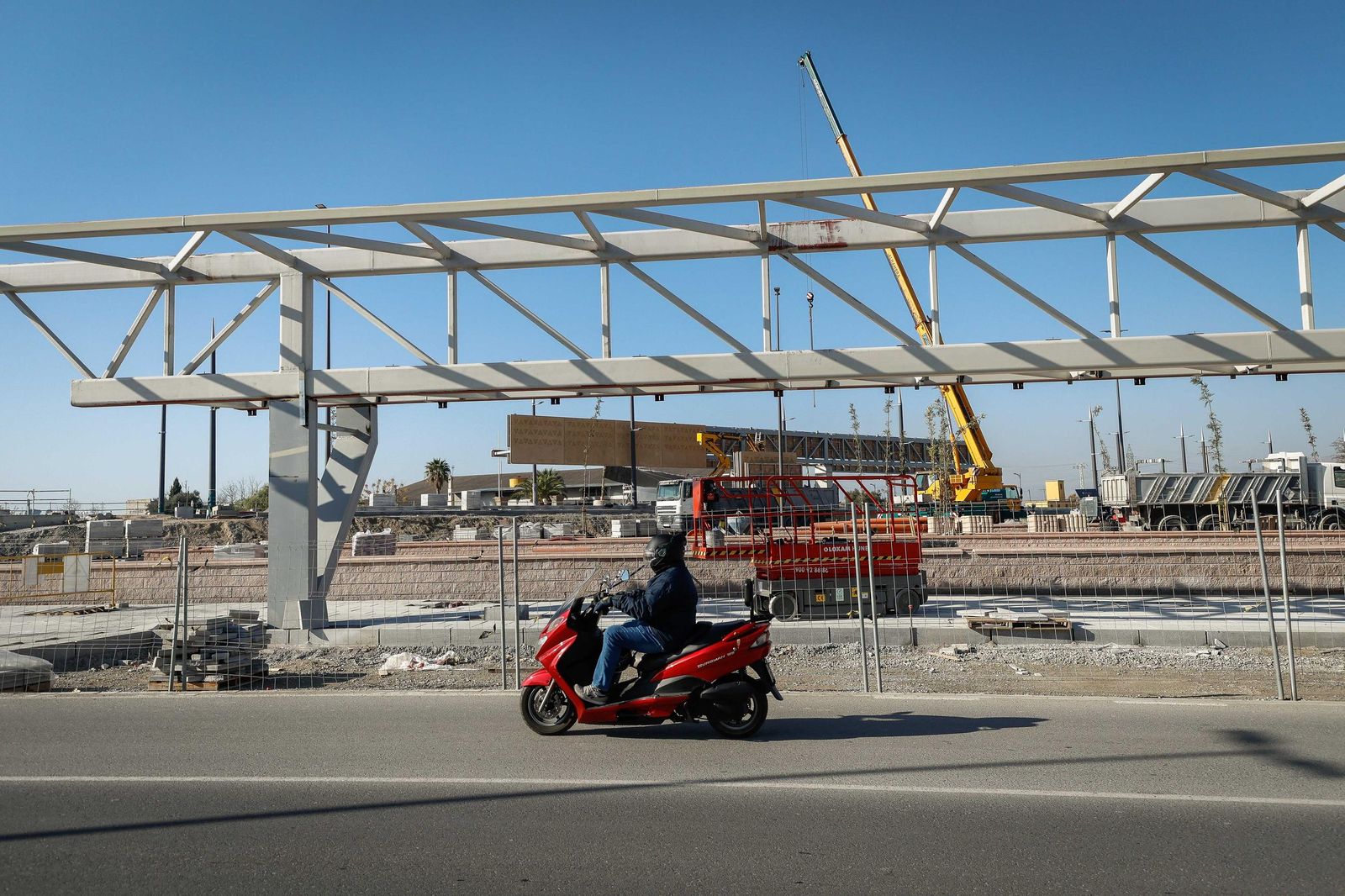 Imagen de la construcción de la parada del Metro en La Gloria, la cual ya aparece con su imagen de secadero de tabaco