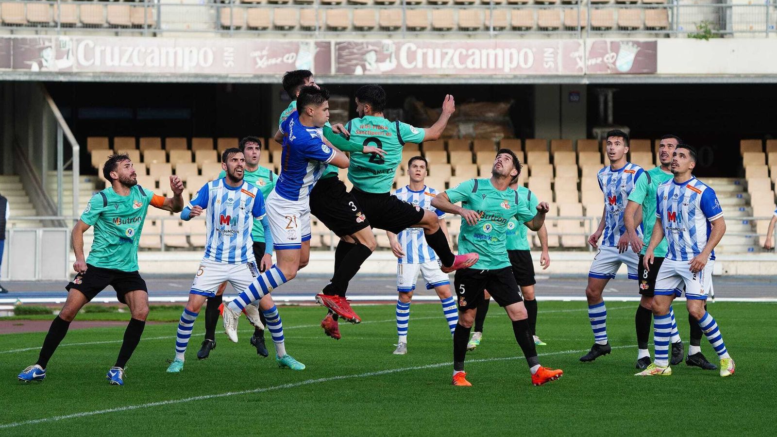 Juli Pendín remata con la oposición de dos jugadores del Chiclana.