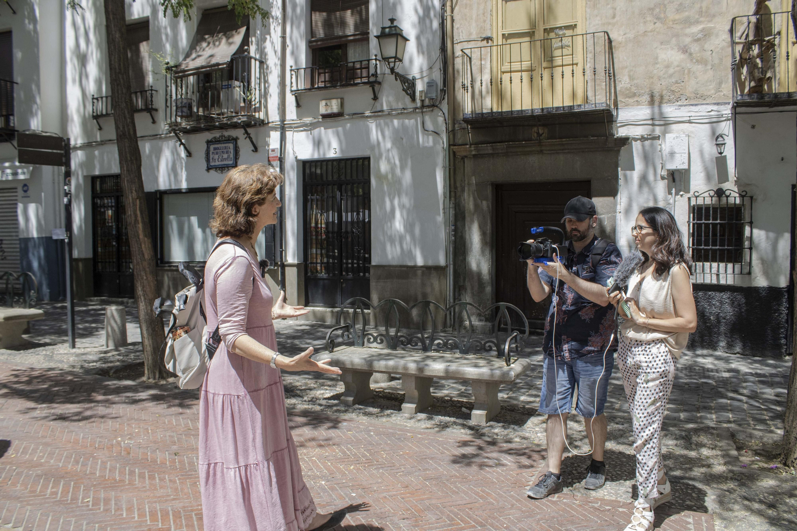 El paseo con Elisa Cabrerizo, candidata de Podemos-AV a la Alcaldía de Granada, en imágenes