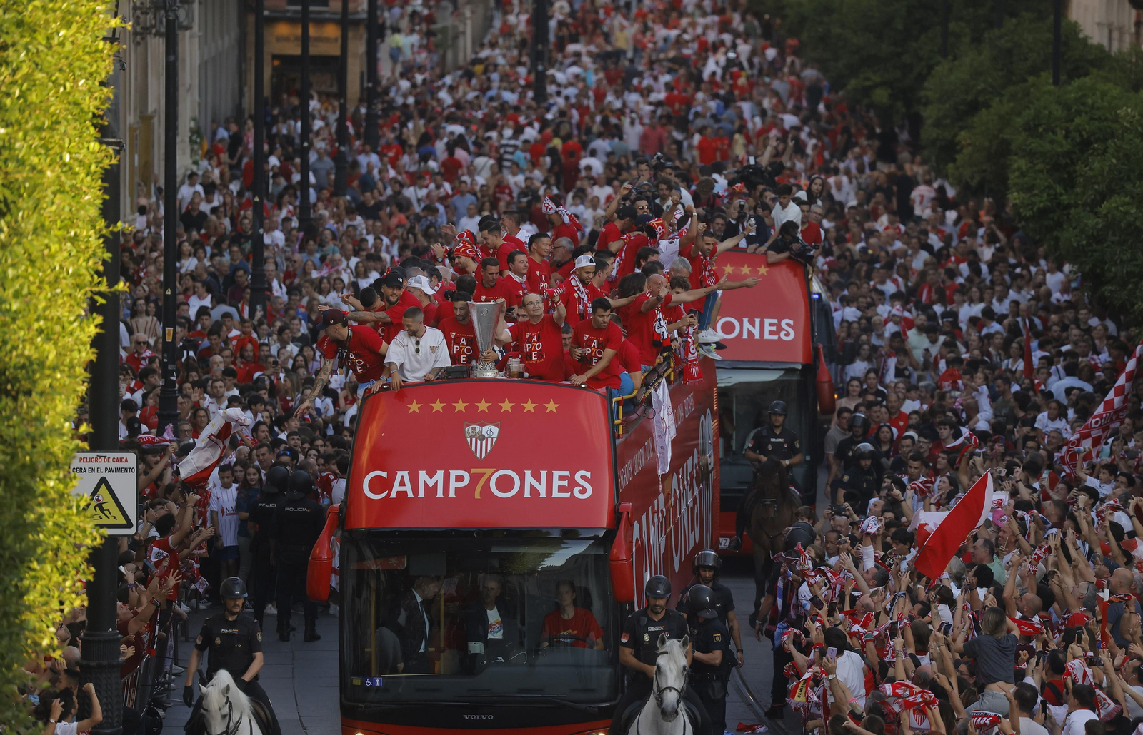 Las imágenes del Sevilla fc por las calles de Sevilla como campeón de la Europa League