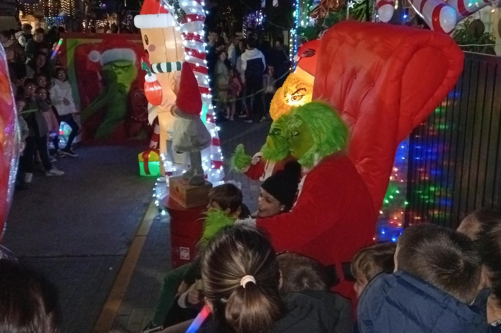 Imágenes de la calle del Grinch de Corrales, Huelva