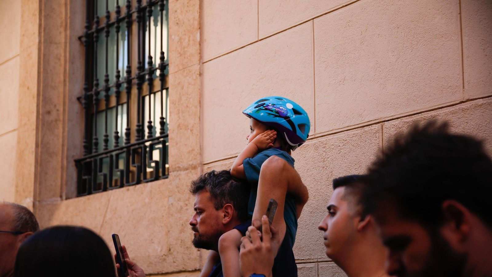 Vea la salida de la Hermandad de Los Ángeles de la Catedral de Almería