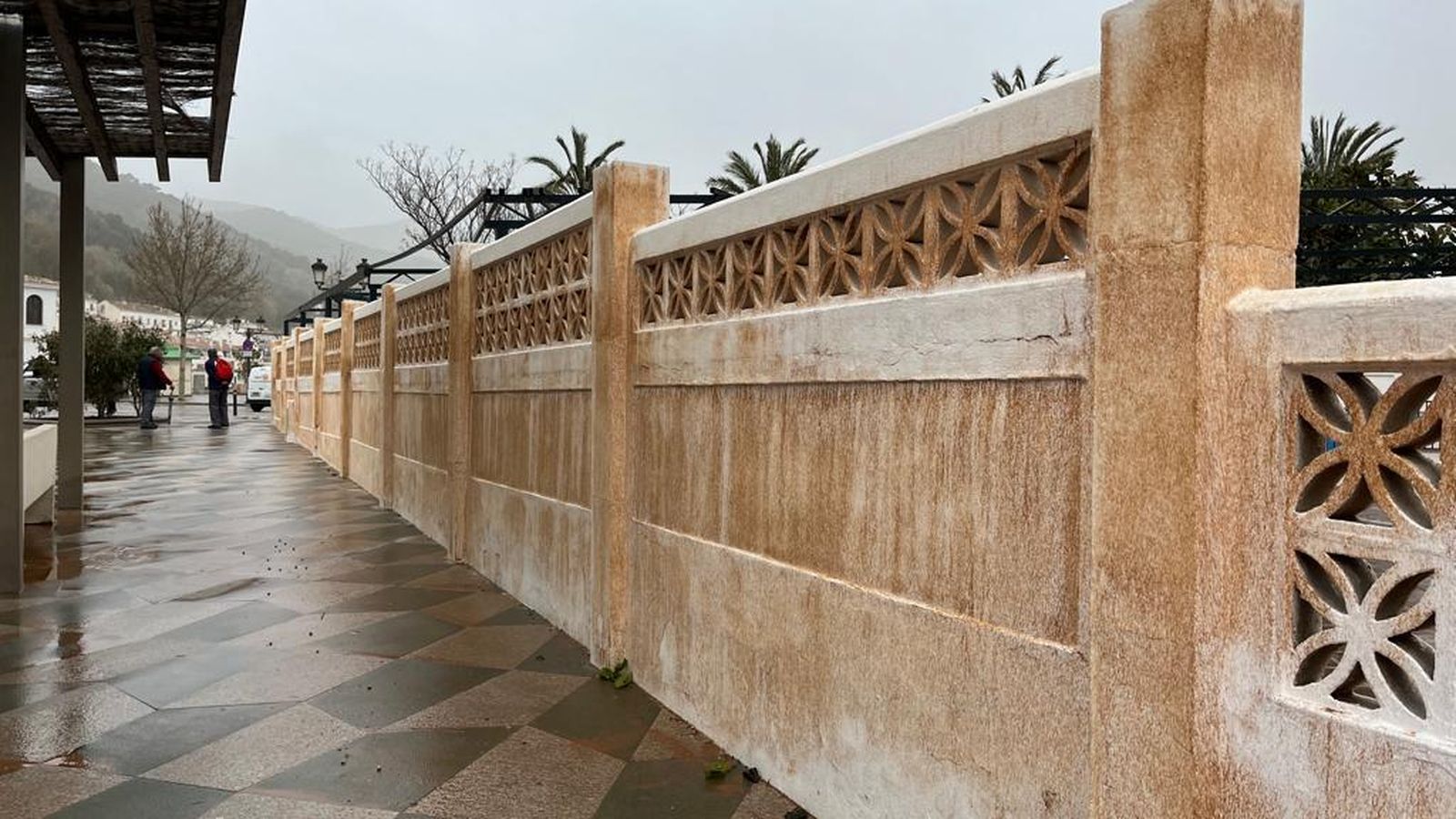El muro de la guardería de MIjas Pueblo tras la lluvia.