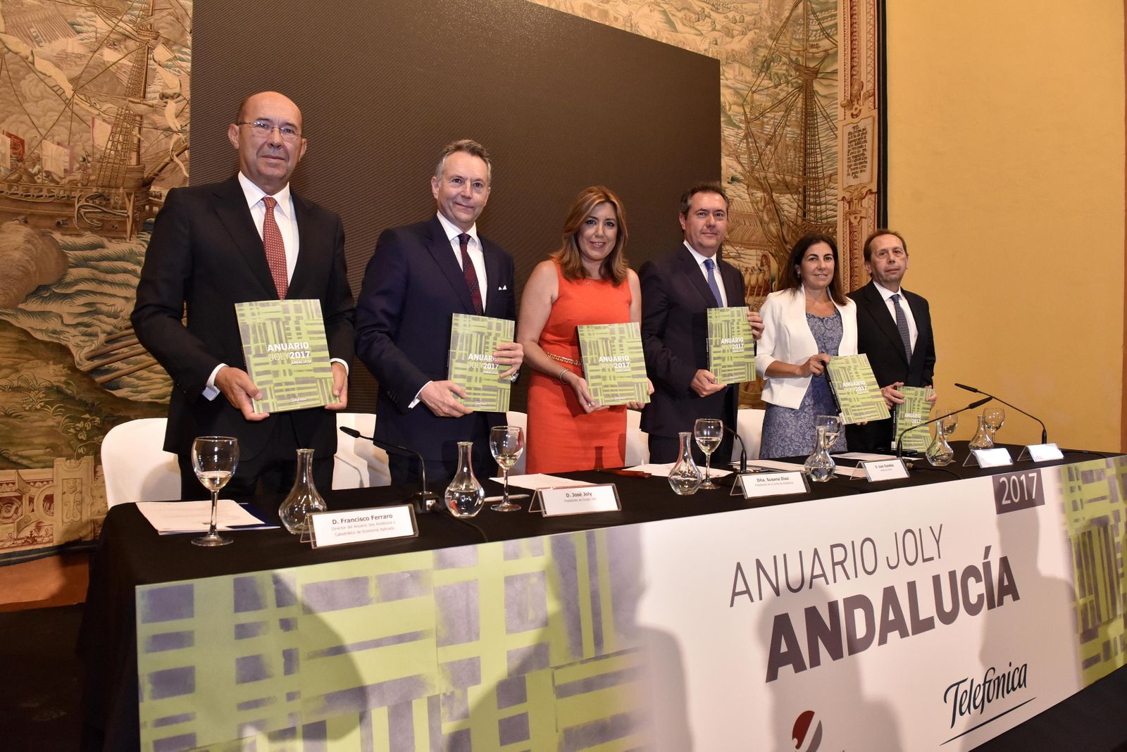 Francisco Ferraro, director del Anuario; José Joly, presidente del Grupo Joly; la presidenta de la Junta, Susana Díaz; el alcalde de Sevilla, Juan Espadas; la directora general del Territorio Sur de Telefónica, María Jesús Almazor, y José Antonio Carrizosa, director general de Publicaciones del Grupo Joly y director de 'Diario de Sevilla', posan con la publicación.