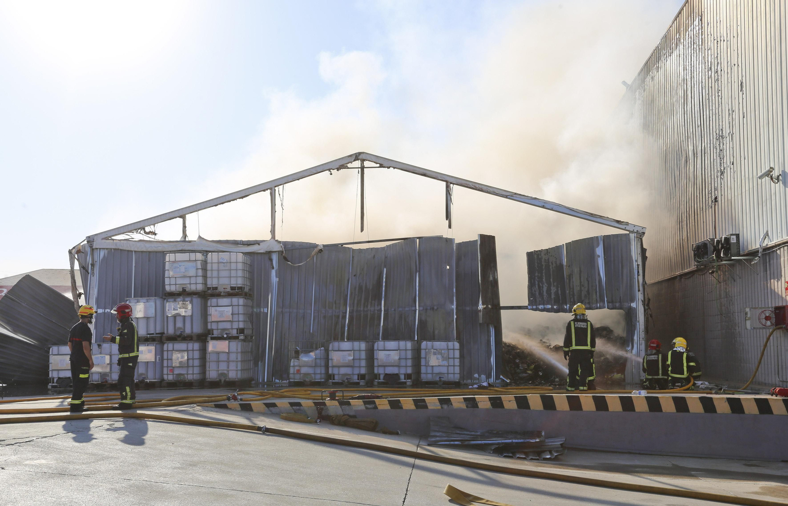 Las fotos del incendio en una nave de aceites del polígono Guadalhorce