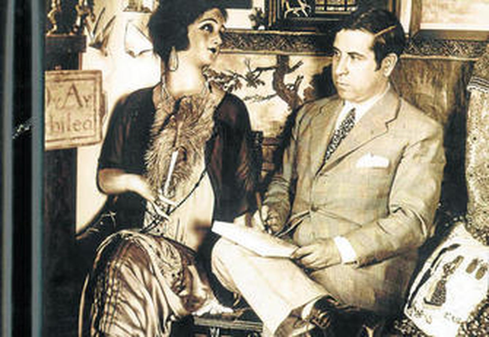 Ramón Gómez de la Serna, fotografiado con la muñeca de cera que sentaba en su sofá.