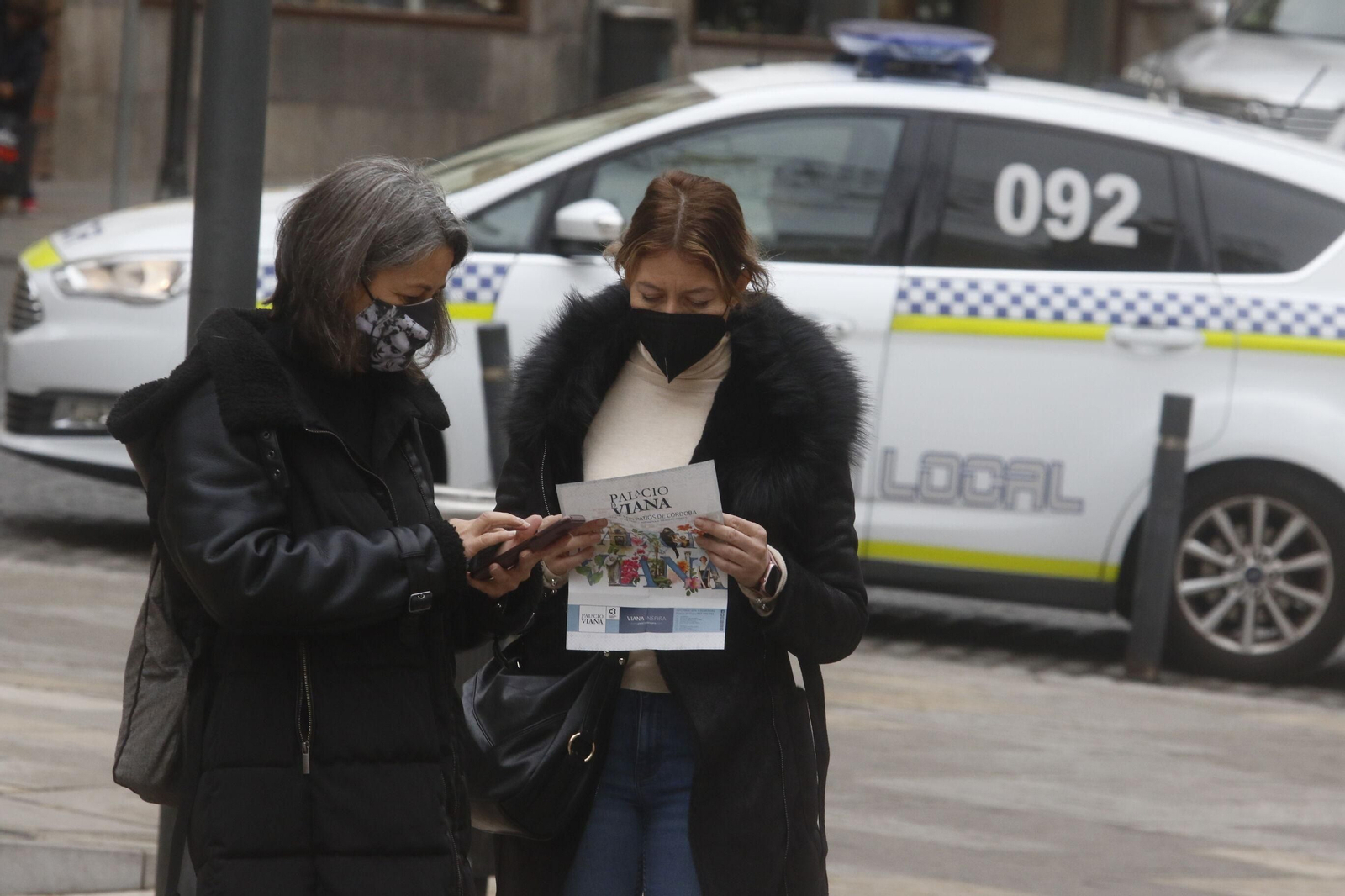 Dos mujeres miran información turística de Córdoba capital.