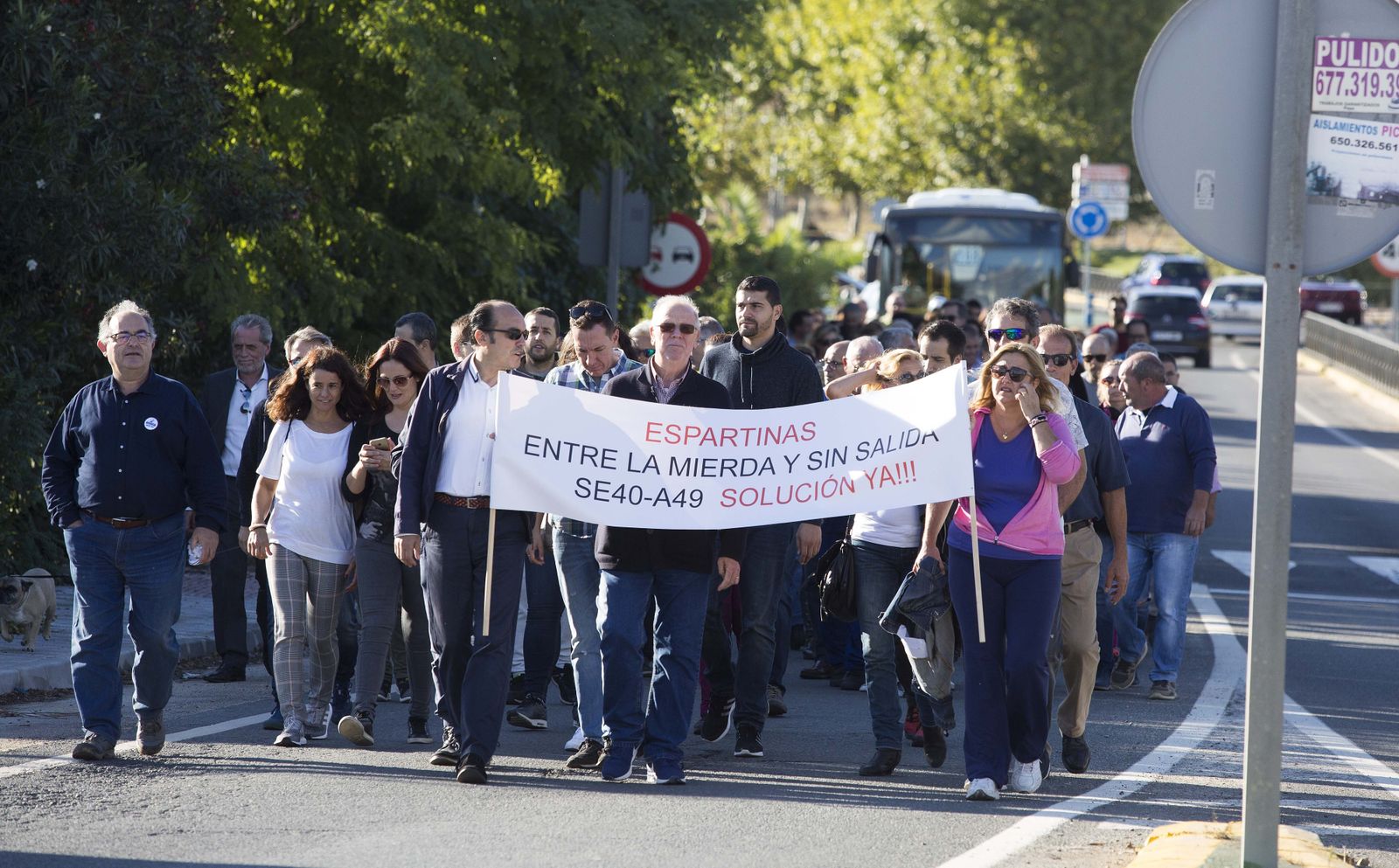 Protesta convocada en Espartinas hace varios años en la que se reclamó la conexión con la A-49.