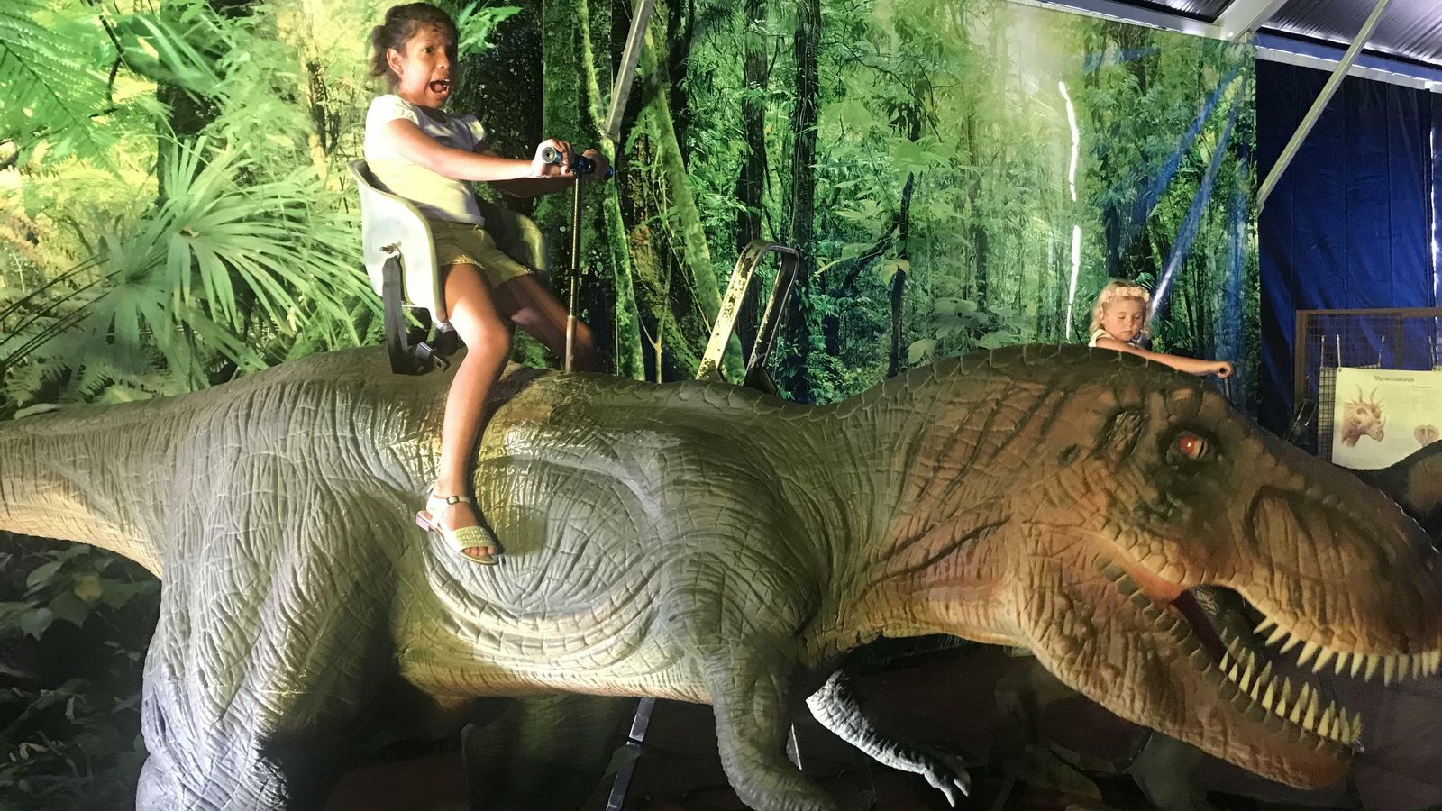 Exposición de dinosaurios en la carpa instalada en el estadio de la Cartuja.