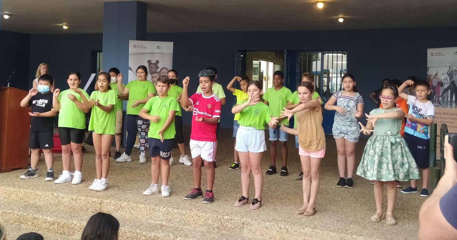 Niños y niñas del CEIP Adriano del Valle cantando durante el acto.