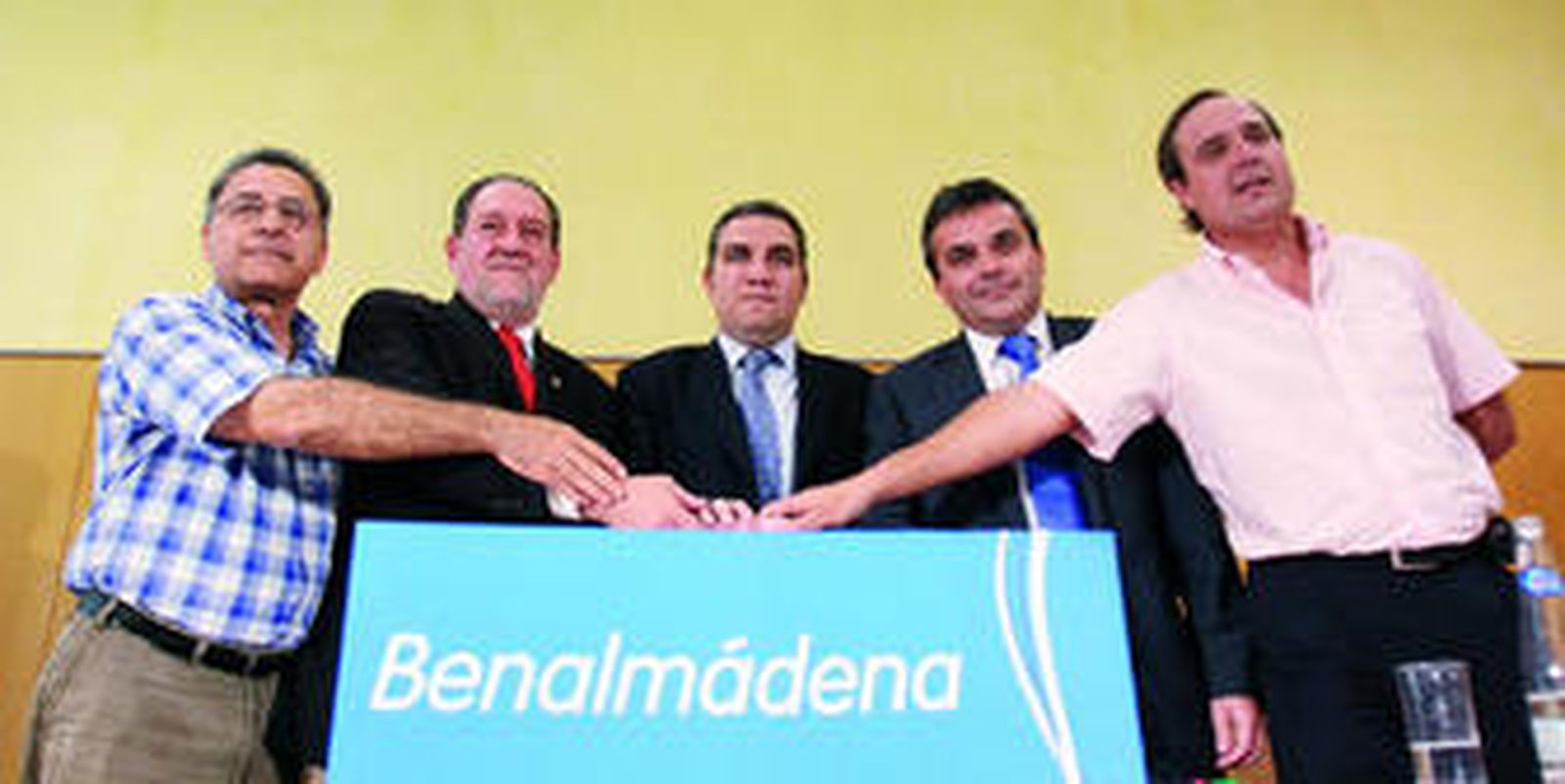 Moleón, Moya, Bendodo, Fortes y Crespo, ayer en el hotel NH de Málaga, en el que presentaron la moción de censura a Carnero.