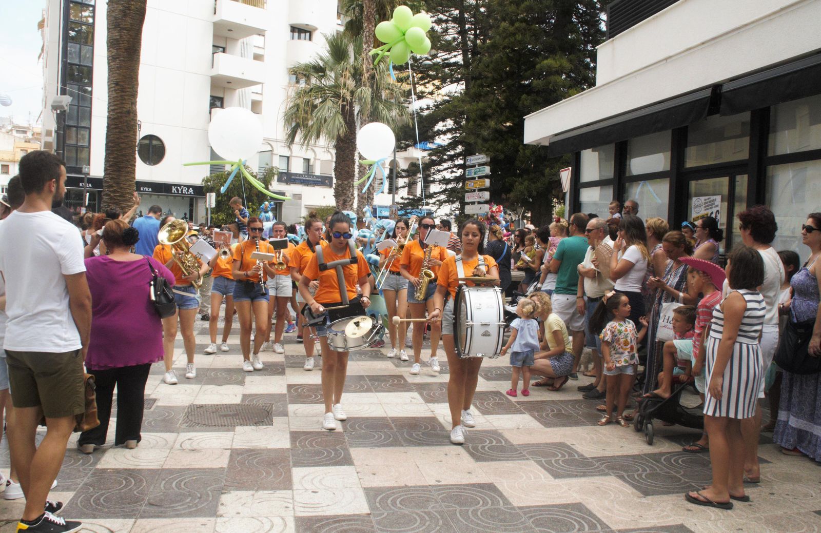 1. Una de las charangas que participó en el pasacalles matinal de las fiestas motrileñas. 2. No faltó el humor y este grupo se disfrazó de medusas, uno de los grandes problemas de la cota andaluza de nuevo este año. 3. Escenario de la fiesta de día en el paseo de la Explanadas con la actuación del cantante Kañasur.