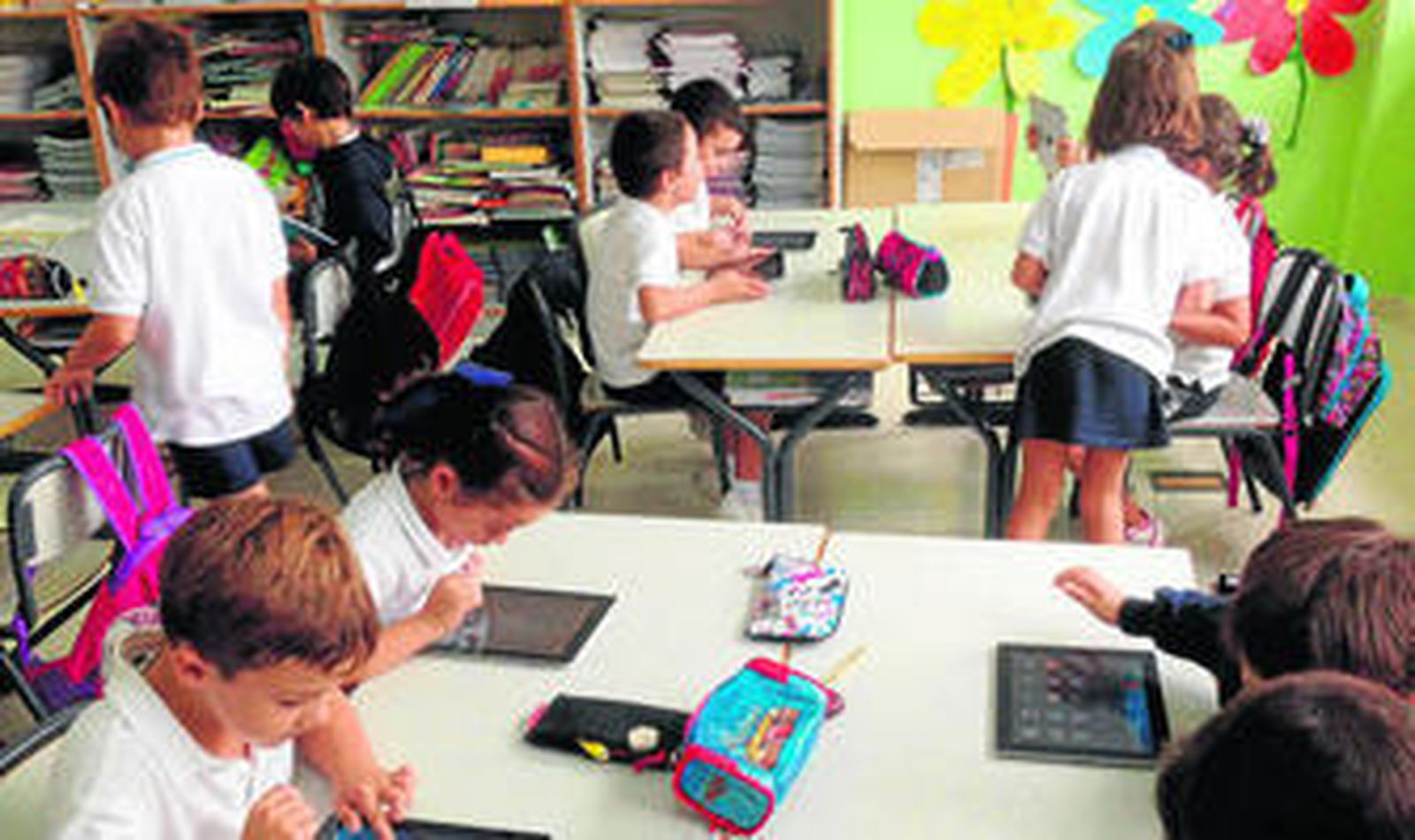 Niños de un colegio privado en clase con sus tablets.