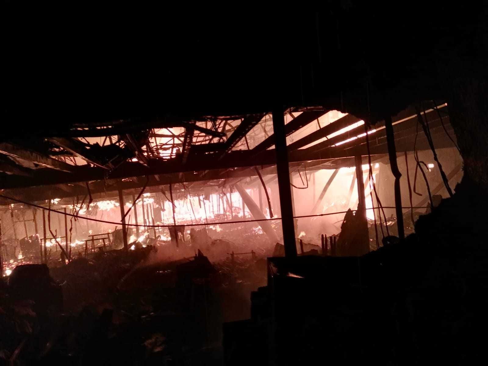 Incendio en una tienda de muebles en el polígono El Viso de Málaga