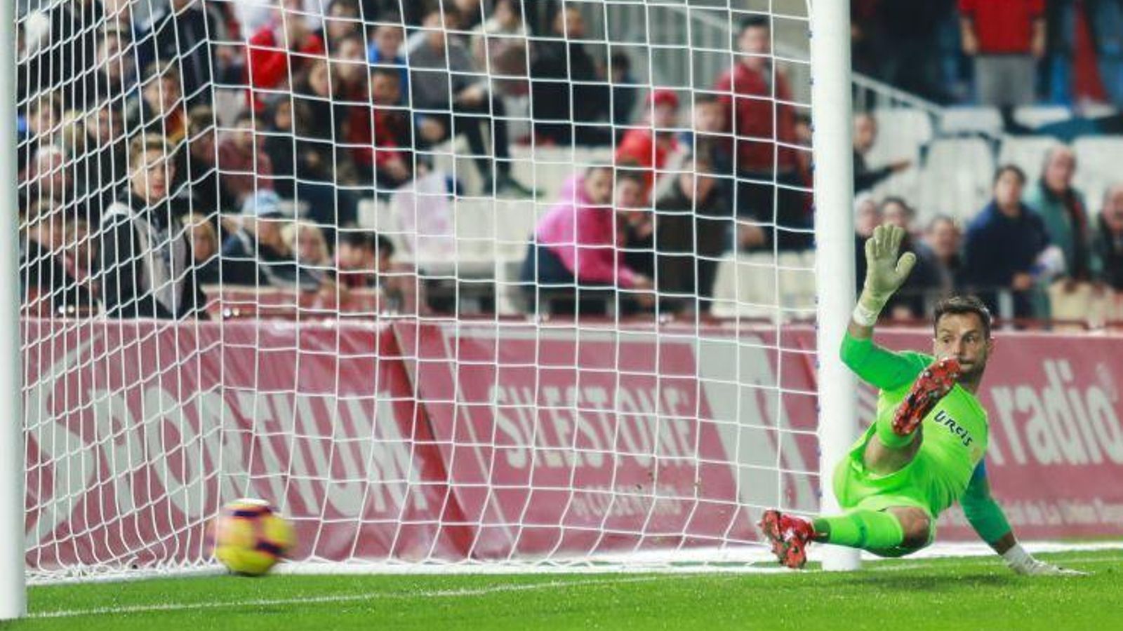 René mira cómo entra el penalti de Herrera.