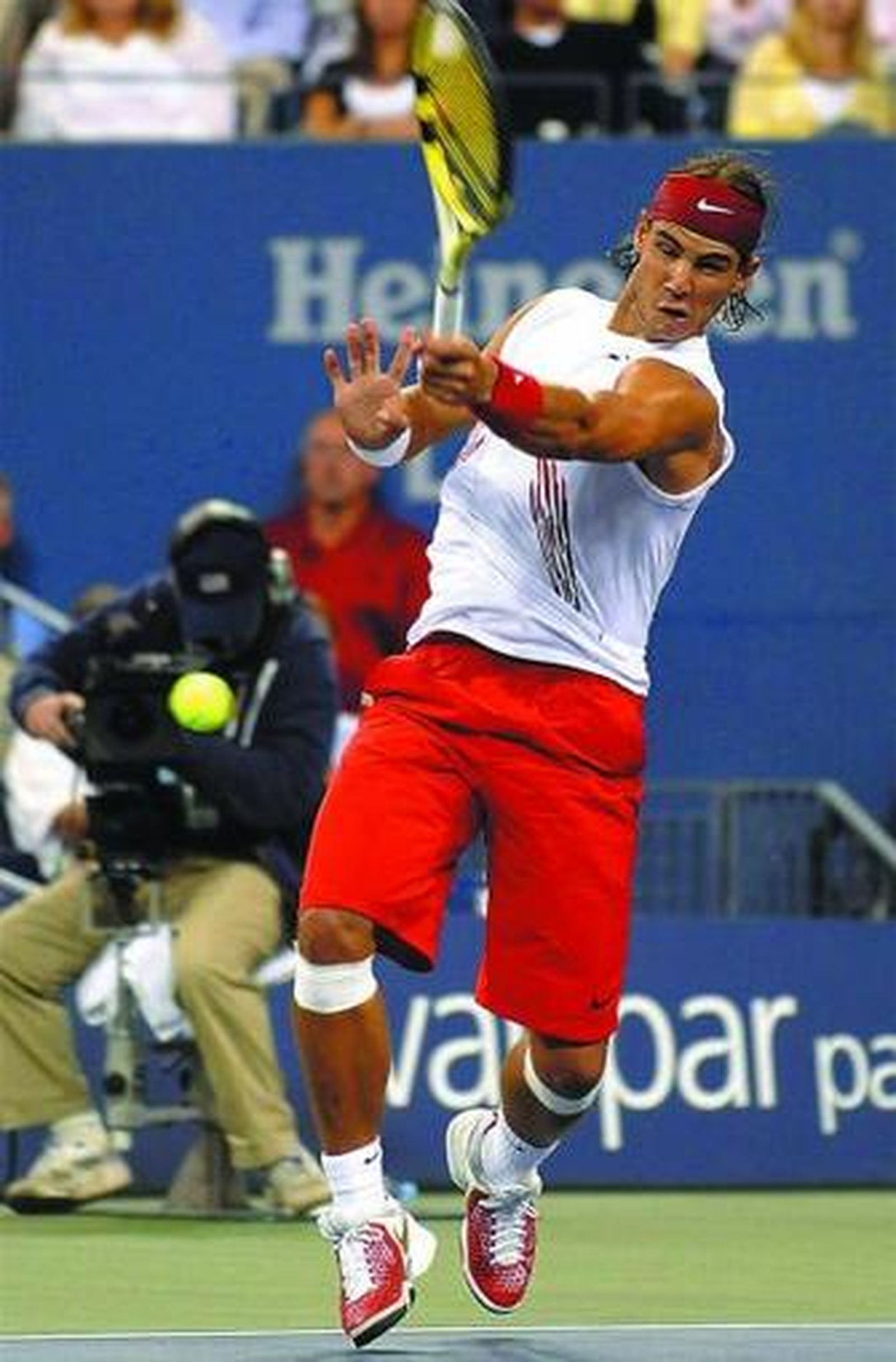 Nadal devuelve una bola al estadounidense Ryle de Heart.