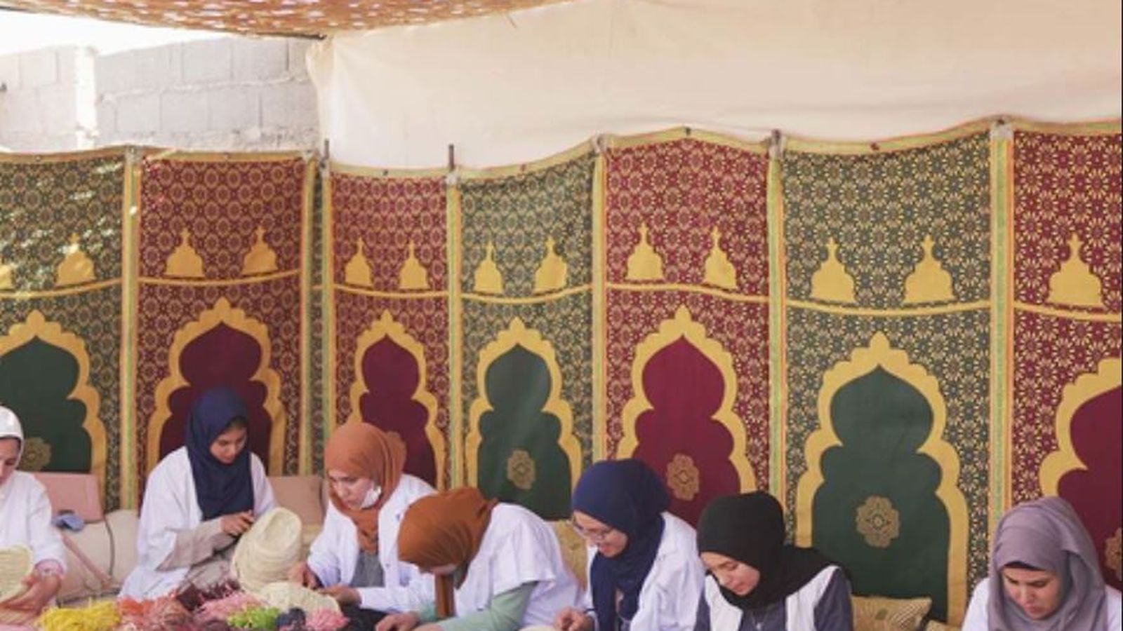 La cooperativa Doum for Women está formada por 200 mujeres marroquíes en vía de exclusión y que gracias a sus trabajos artesanales consiguen tener un ingreso económico estable y justo