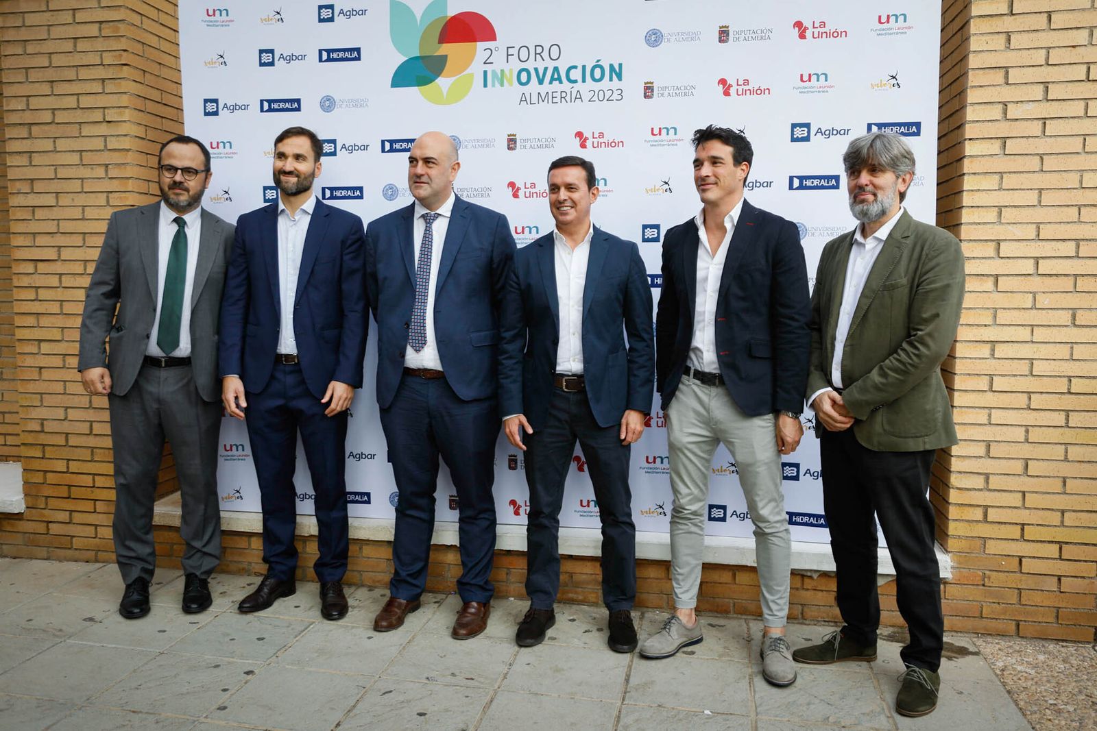 Foto de familia de los miembros de la mesa principal, antes de entrar al salón de actos de la UAL.