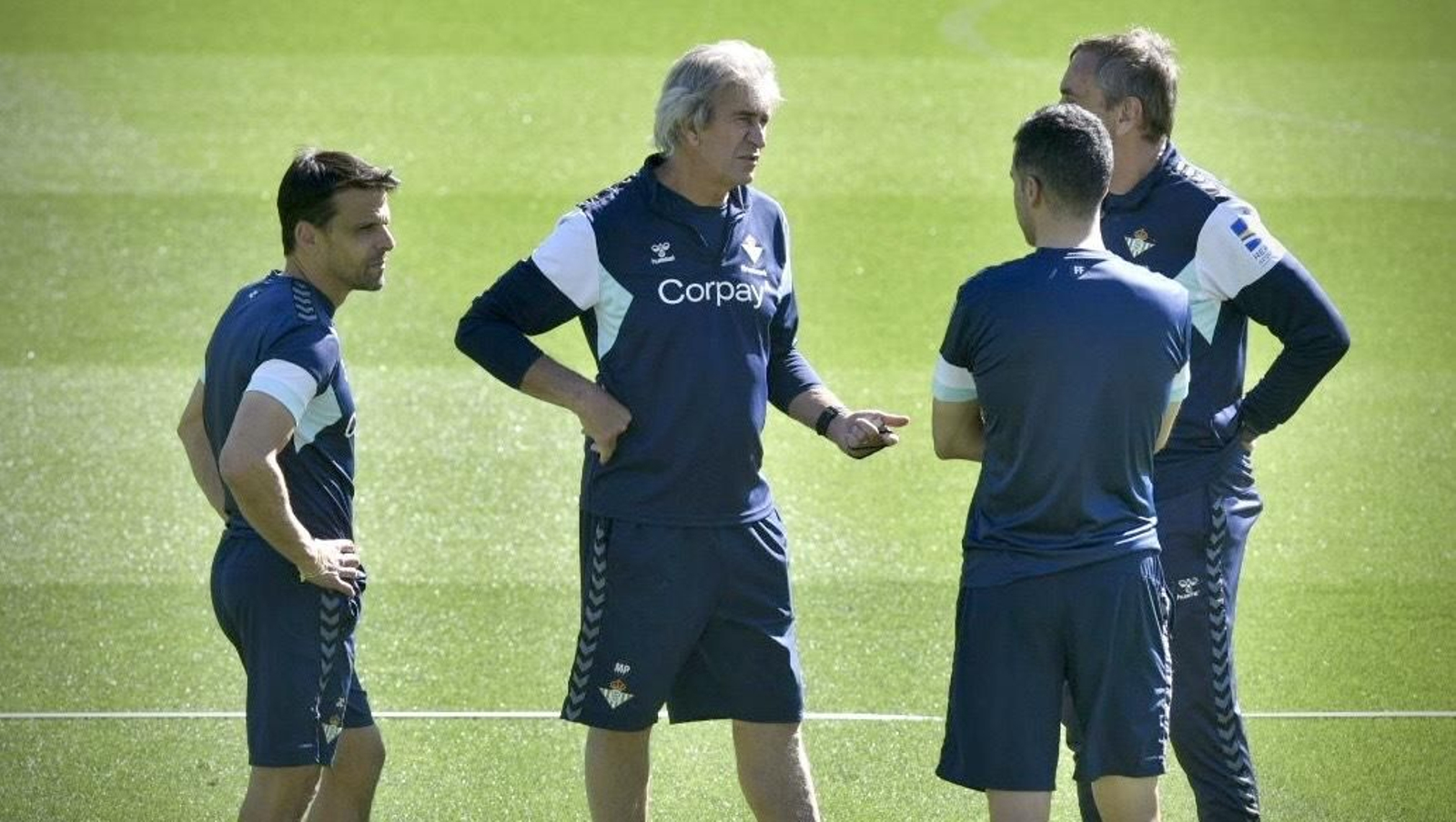 Pellegrini habla con su cuerpo técnico en el entrenamiento de este jueves.
