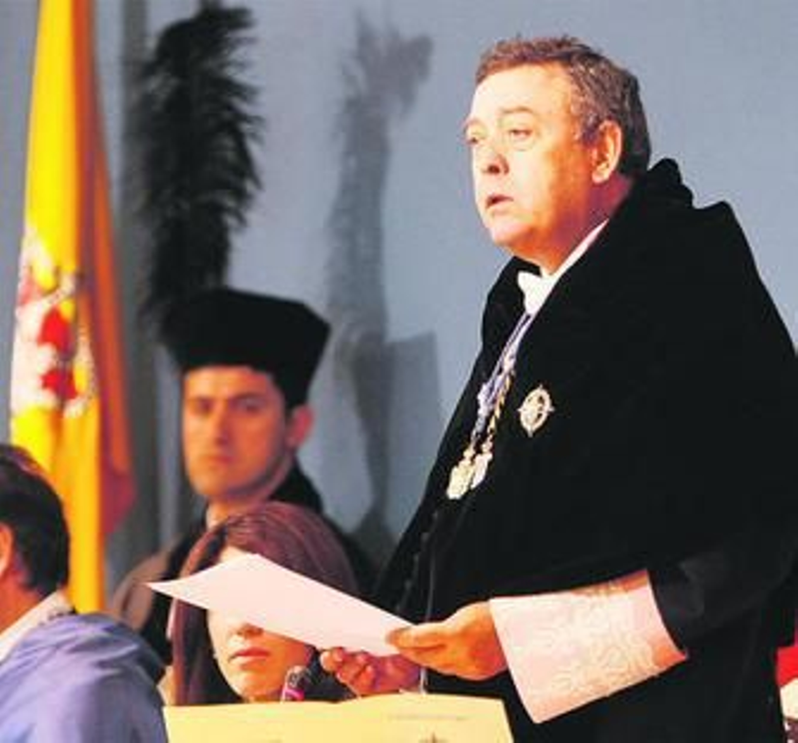 Diego Sales leyendo el discurso inaugural.