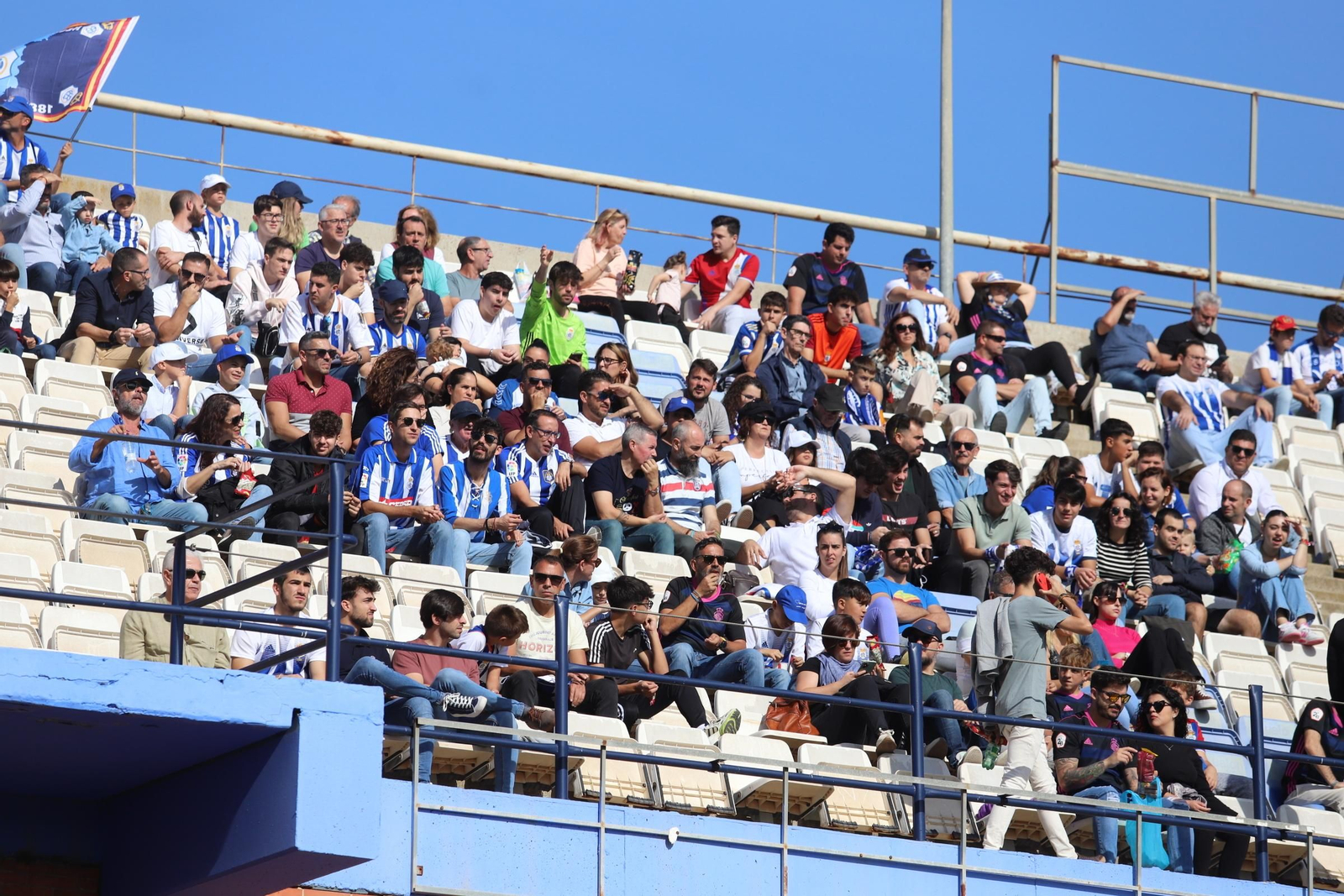 Imágenes del gran ambiente en el Nuevo Colombino para ver el  Recre-Burgos