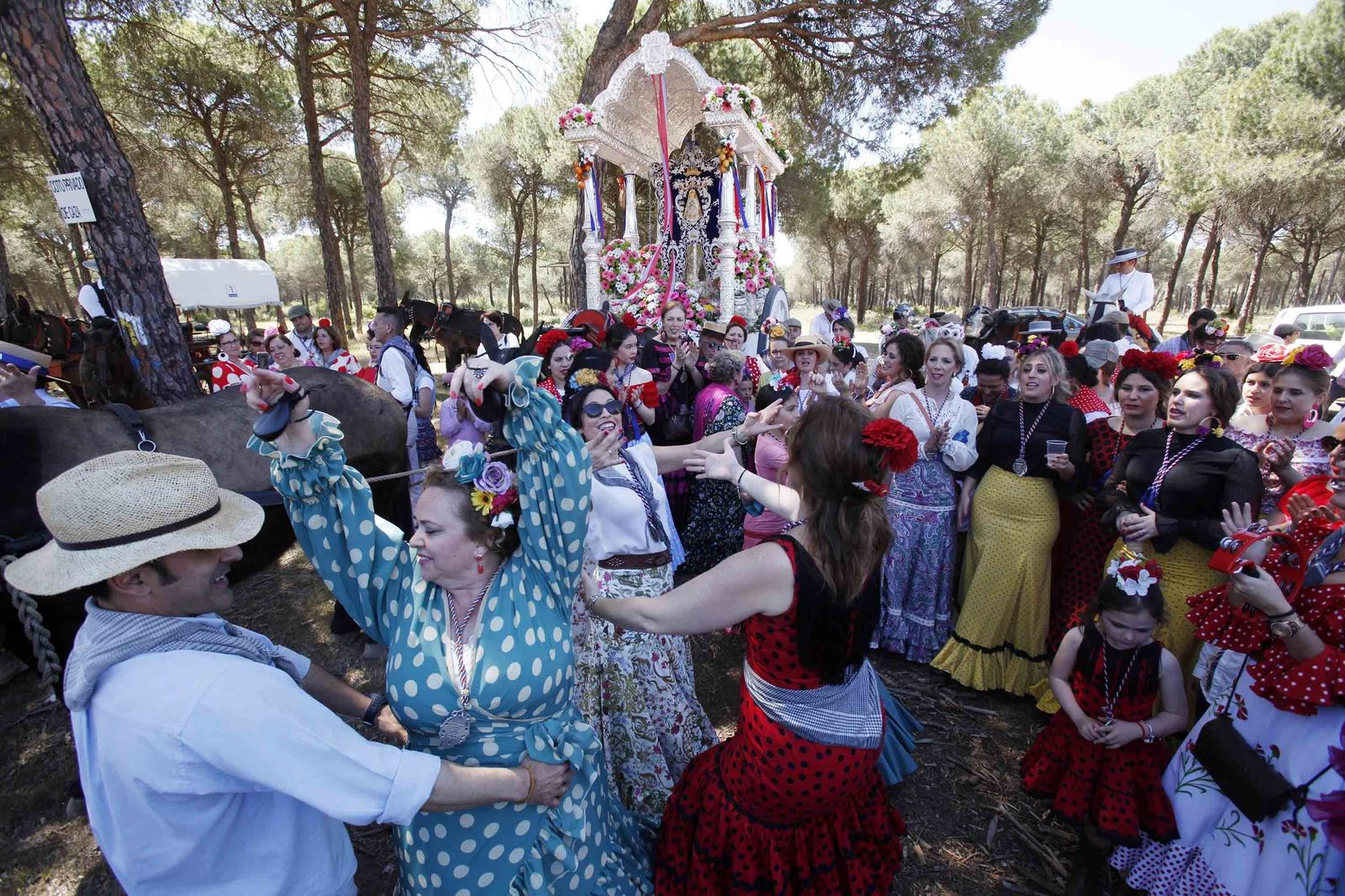 Los peregrinos de Cartaya disfrutan en una 'pará'.