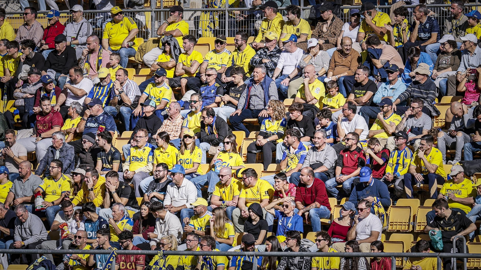 Búscate entre las imágenes del partido de fútbol Cádiz CF - Racing de Santander