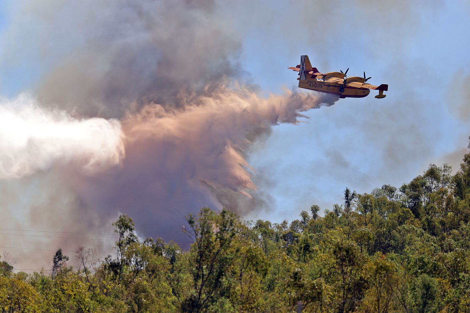 Medios aéreos trabajando en el incendio de Almonaster la Real.