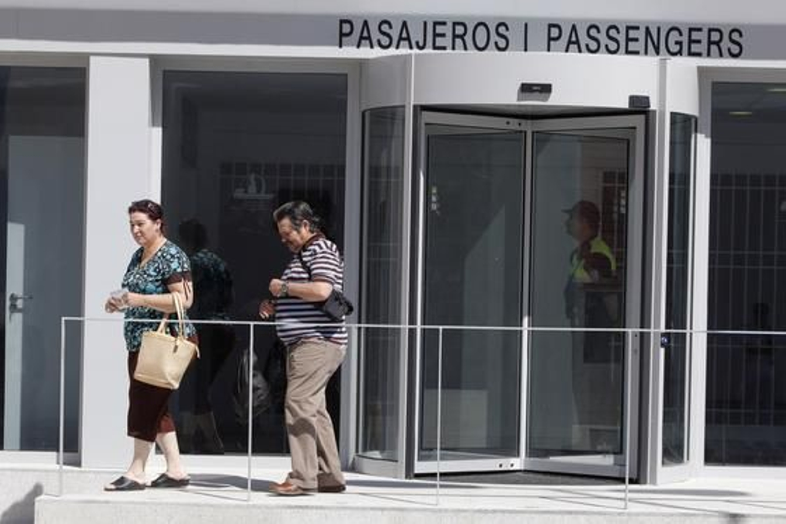 El muelle de Cádiz se estrena como puerto base e inaugura su nueva terminal de pasajeros con la salida del ´Grand Voyager´. 

Foto: Jesus Marin