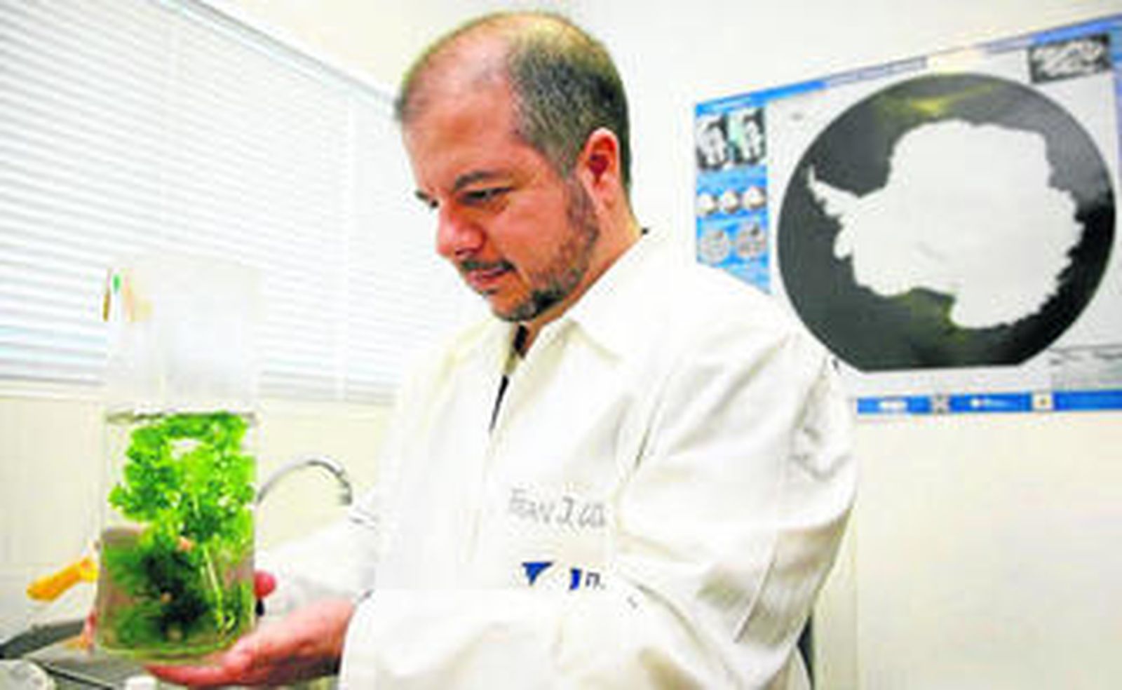 Francisco Javier López Gordillo con uno de los ejemplares de macroalgas donados por el Alfred Wegener Institut.