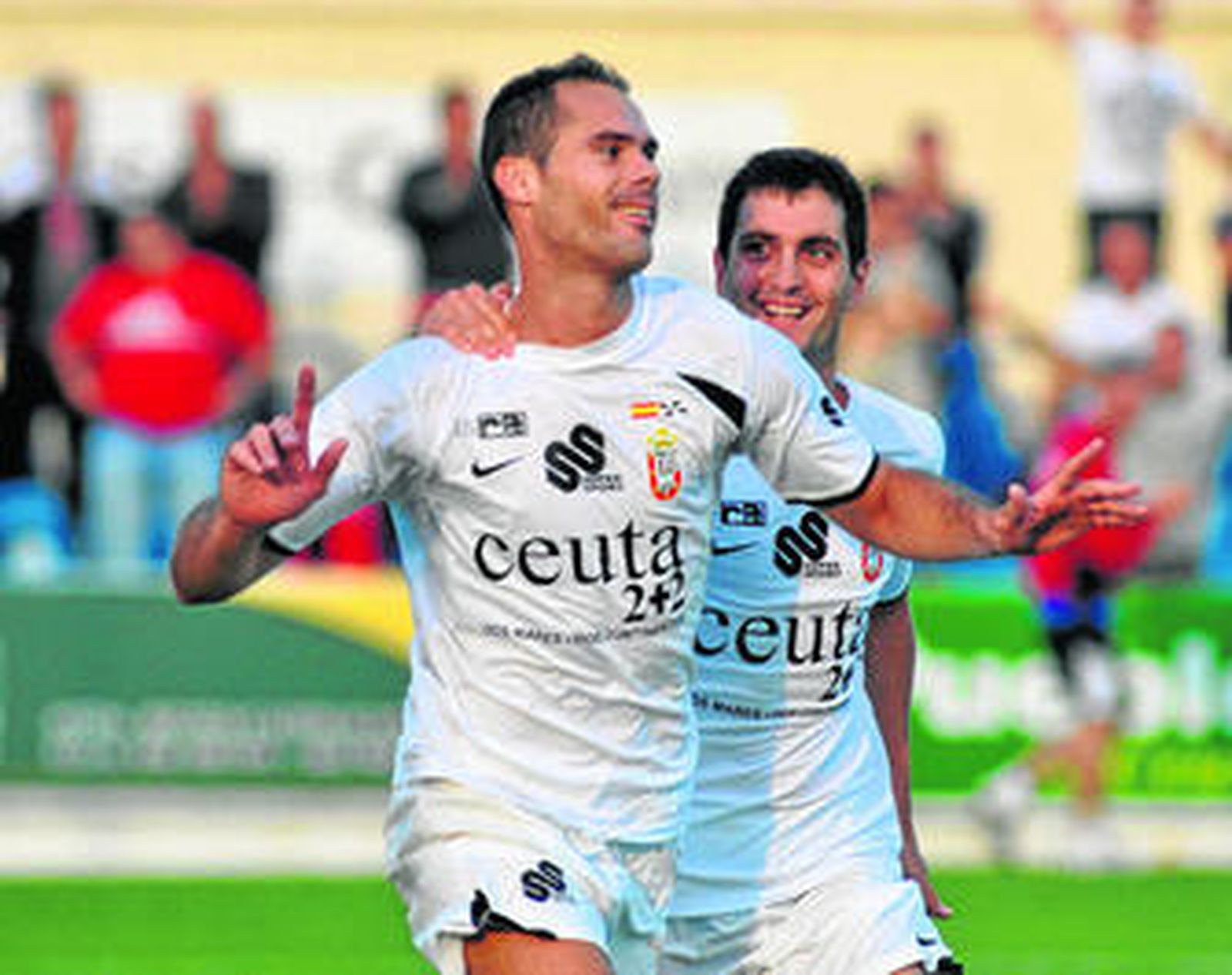 Javi Navarro celebra un gol mientras le acompaña otro ex cadista, Arriaga, que será baja para Carranza.