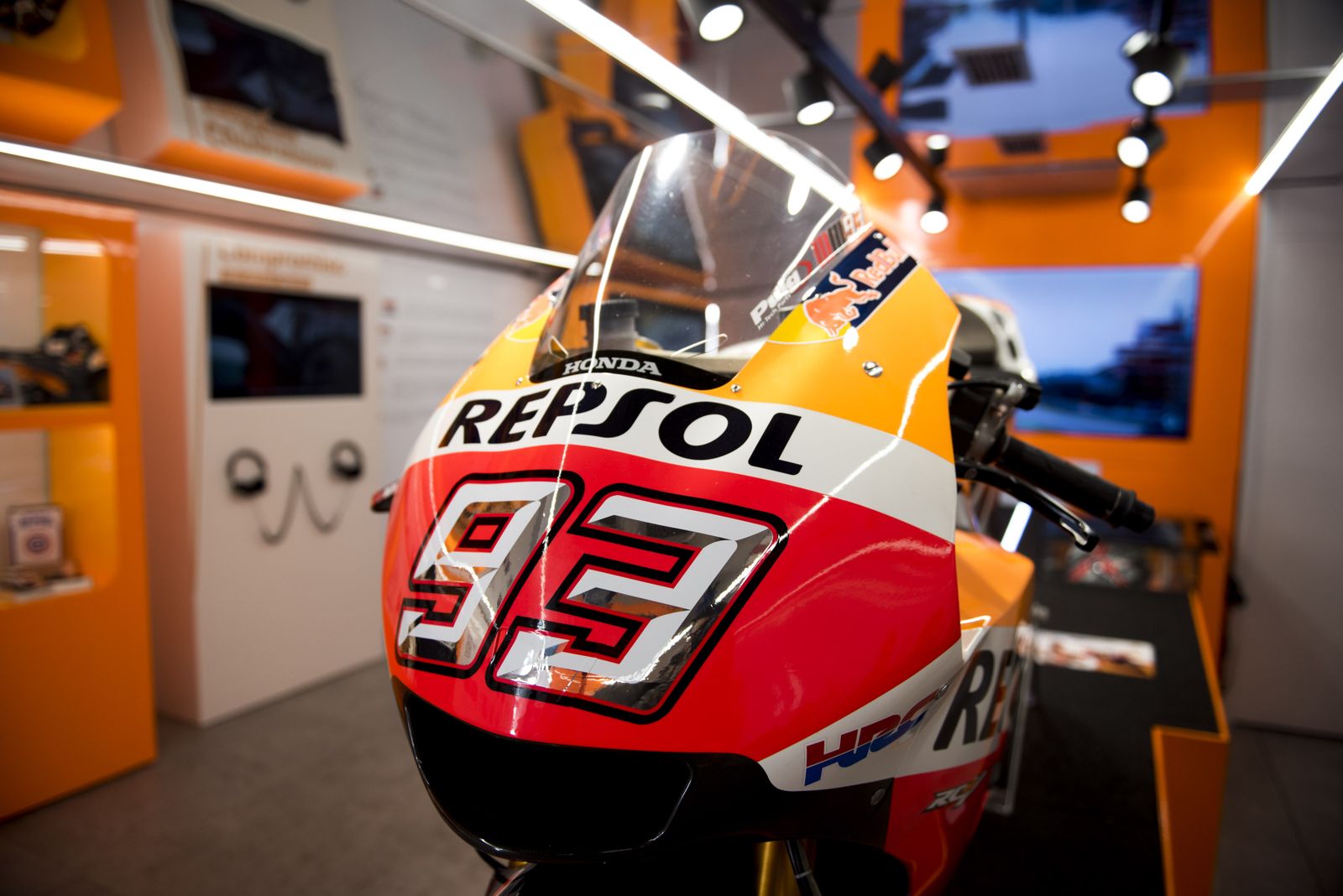 Imágenes de la foto de Marc Márquez que se exhibe en Granada