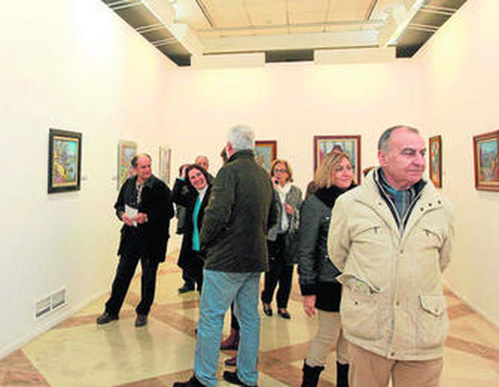 Un grupo de visitantes admira algunas de las obras del artista valverdeño.