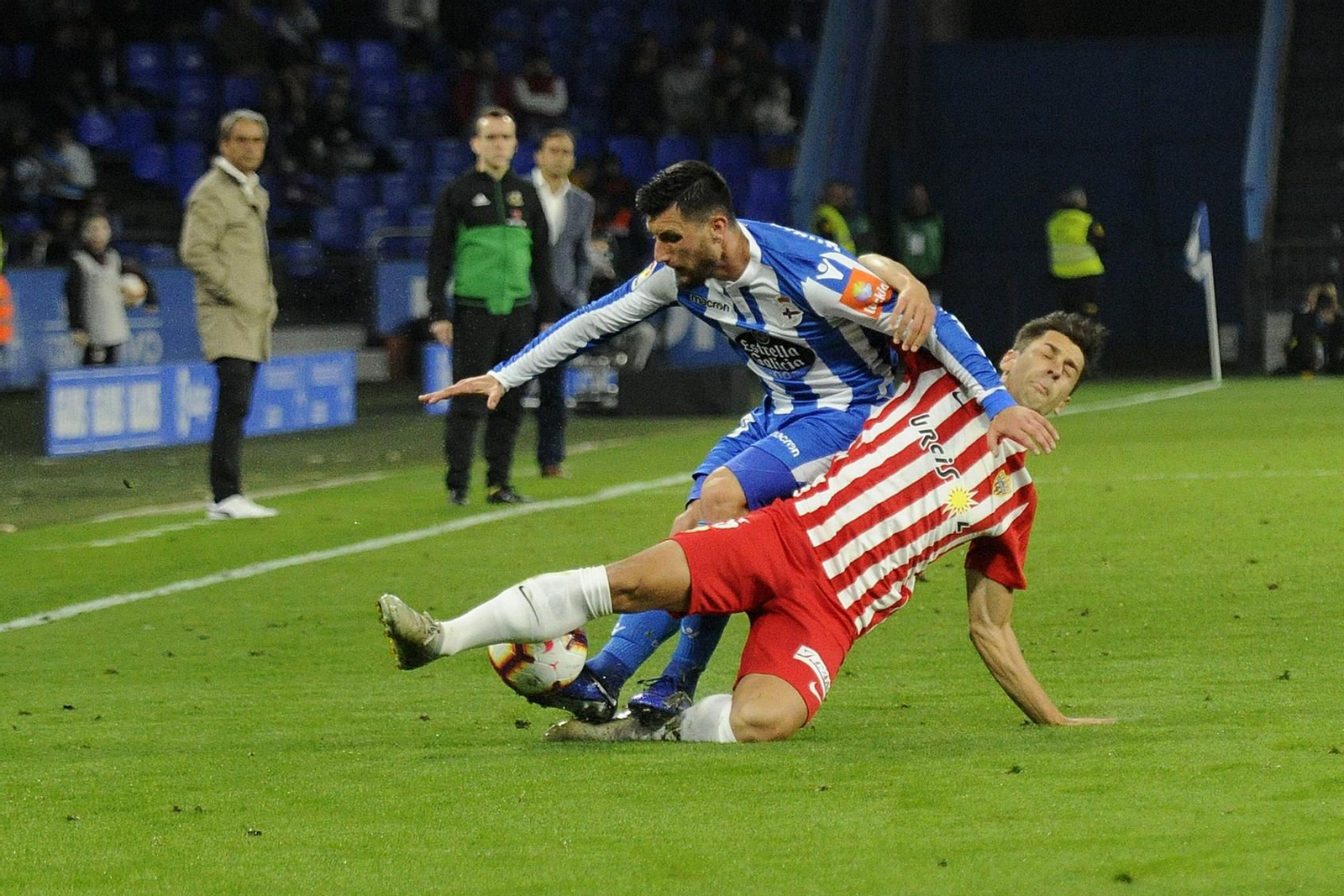 De la Hoz se lanza al suelo.