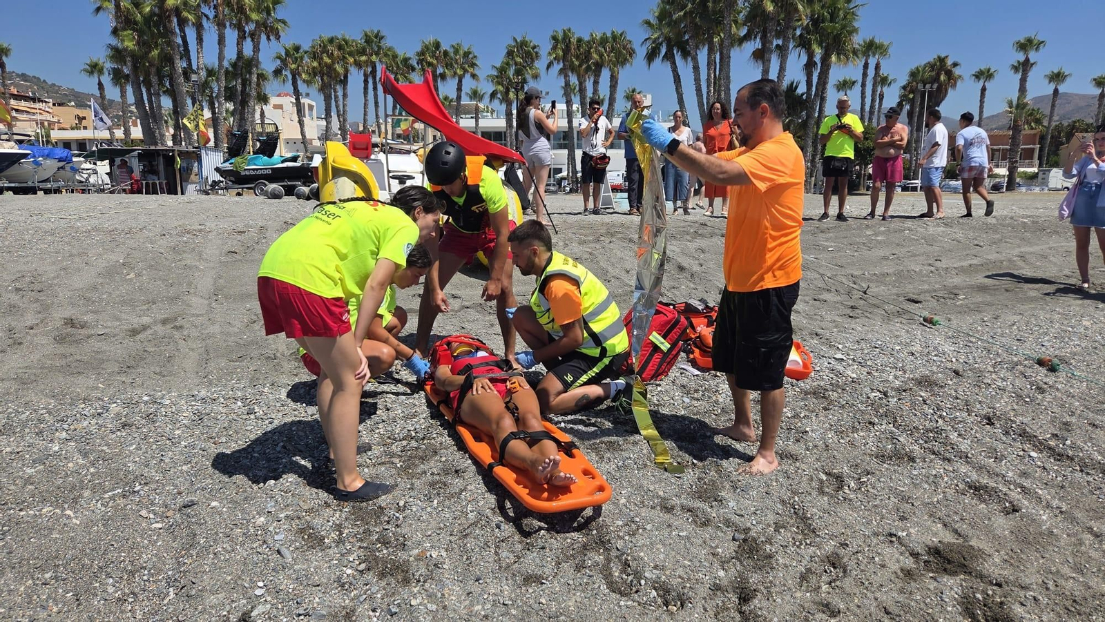 Imagen de un simulacro de salvamento en Almuñécar este verano.