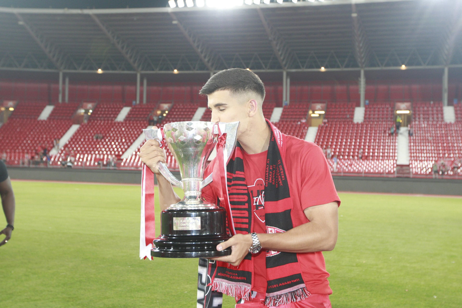 Las imágenes de la fiesta del ascenso de la U.D. Almería en el Estadio Mediterráneo.