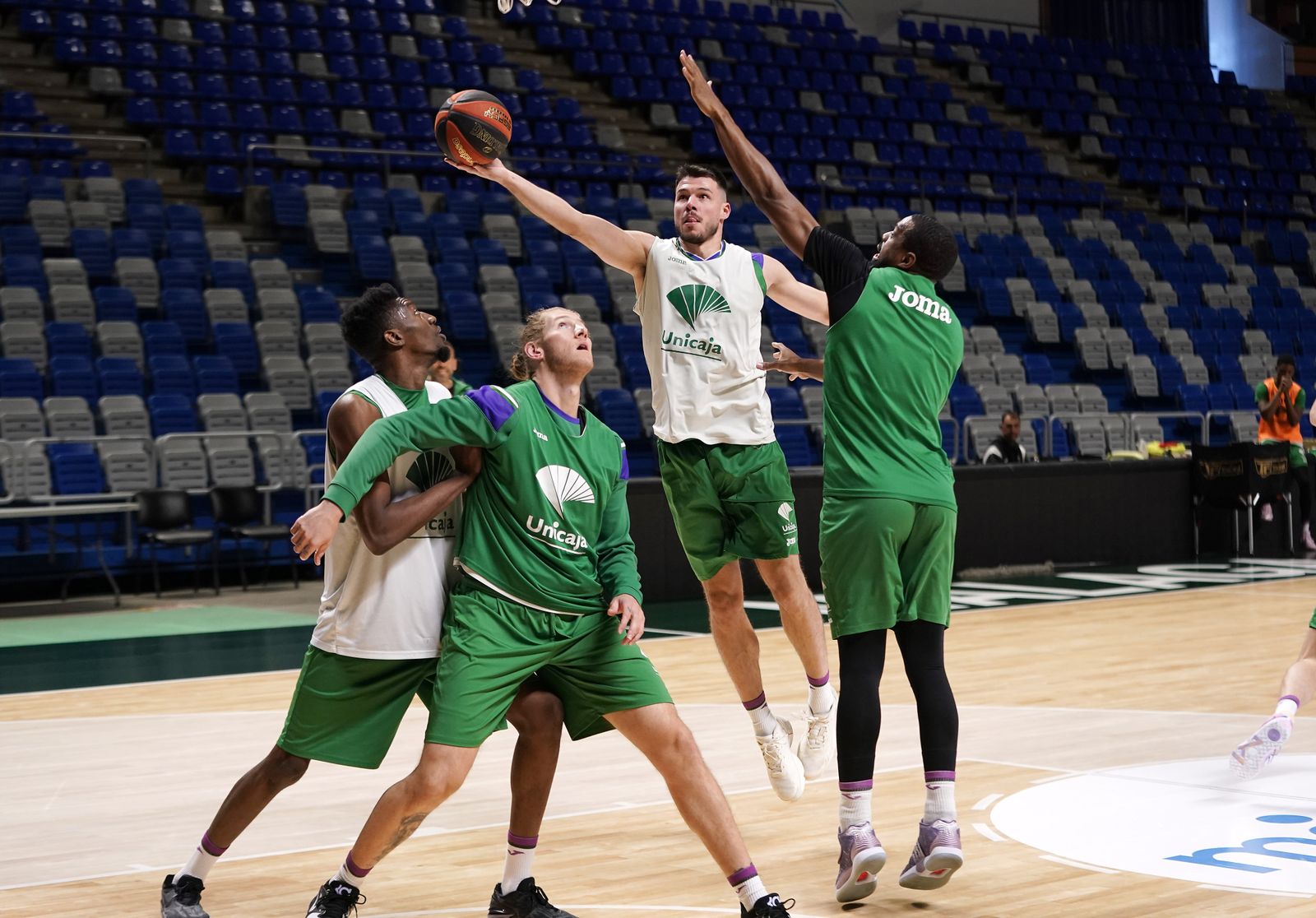 Jugadores del Unicaja en un entrenamiento.