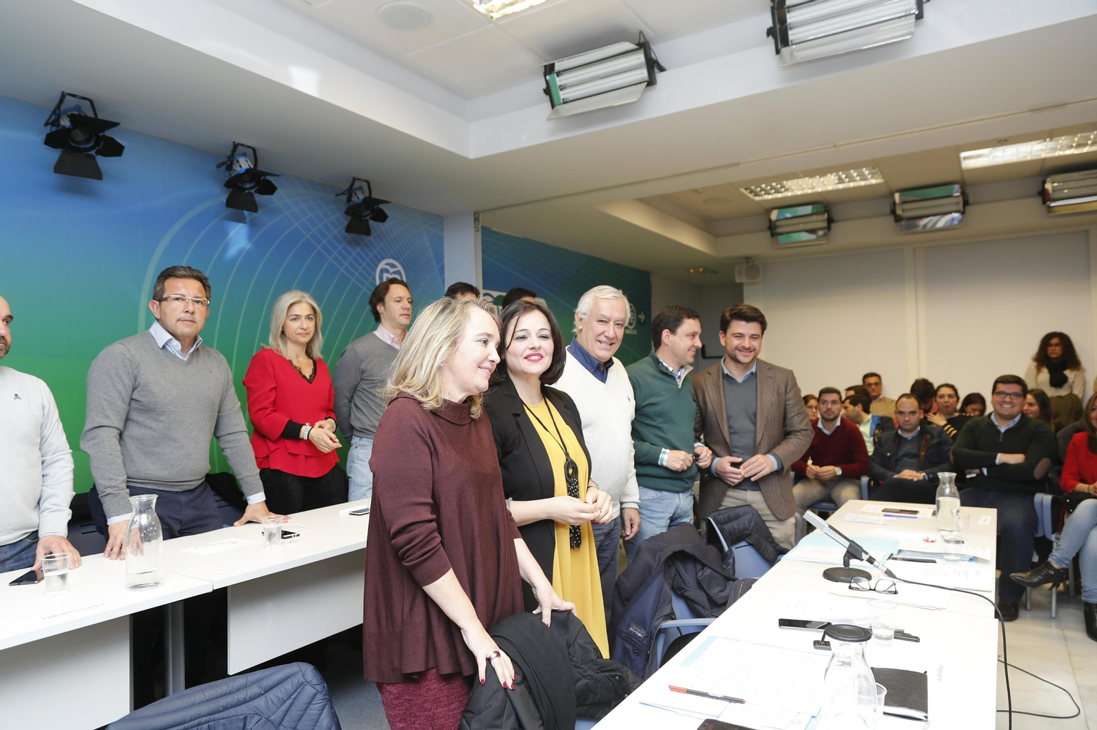 Macarena O'Neill, en primera fila junto a Virginia Pérez y Javier Arenas