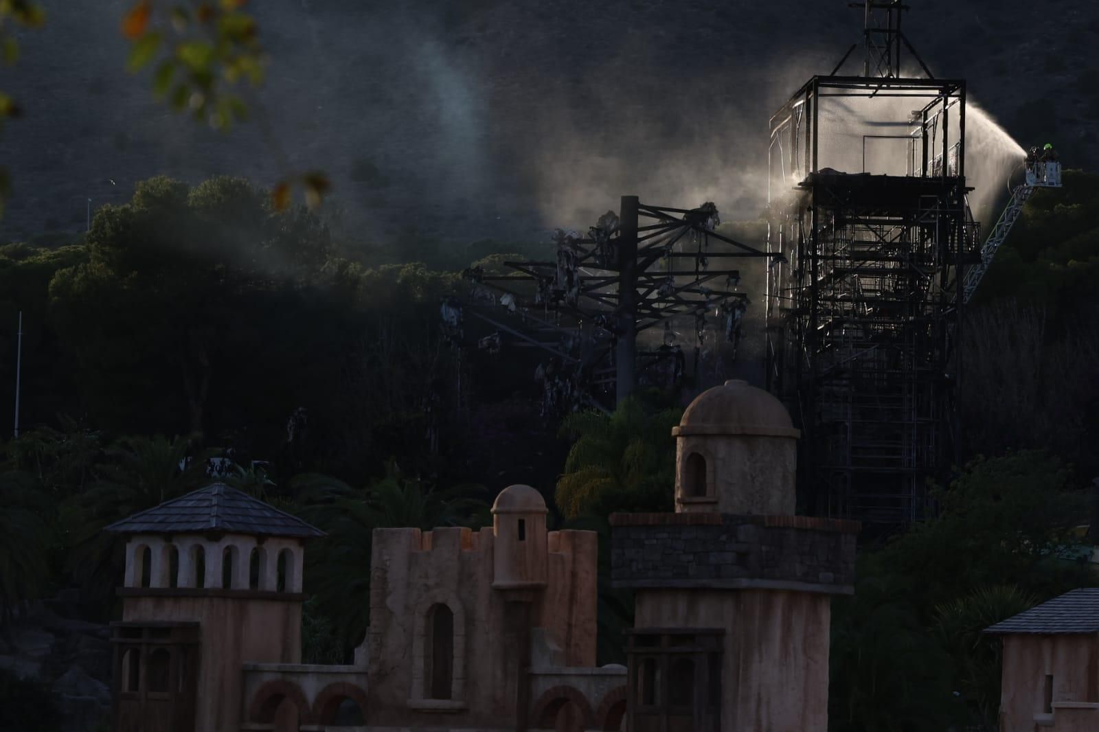 El incendio del parque acuático de Torremolinos, en imágenes El incendio del parque acuático de Torremolinos, en imágenes