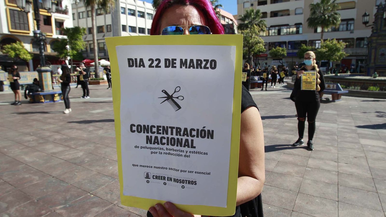 Las fotos de la protesta del sector de las peluquerías en Algeciras para exigir una bajada del IVA